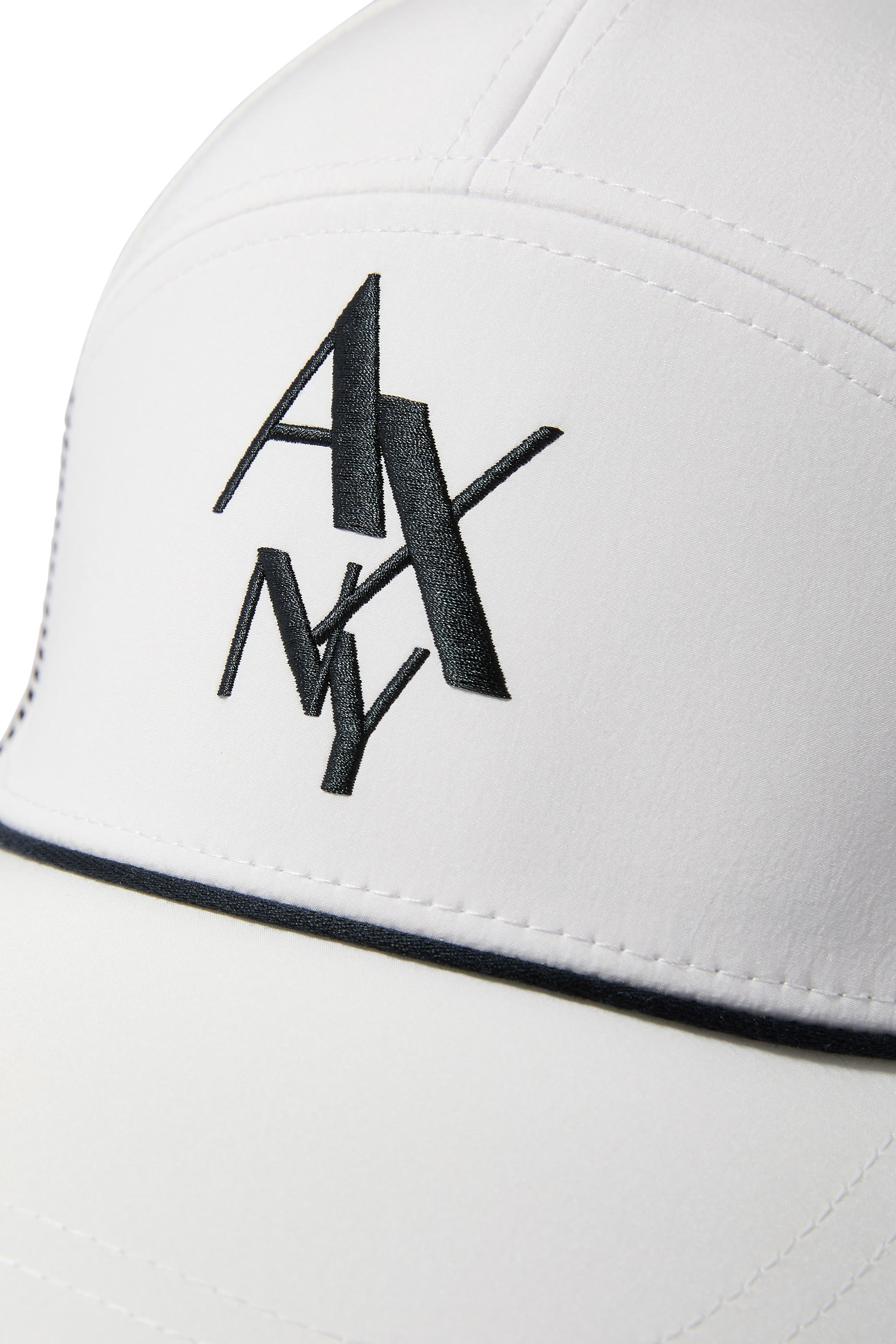 كاب بشعار الماركة