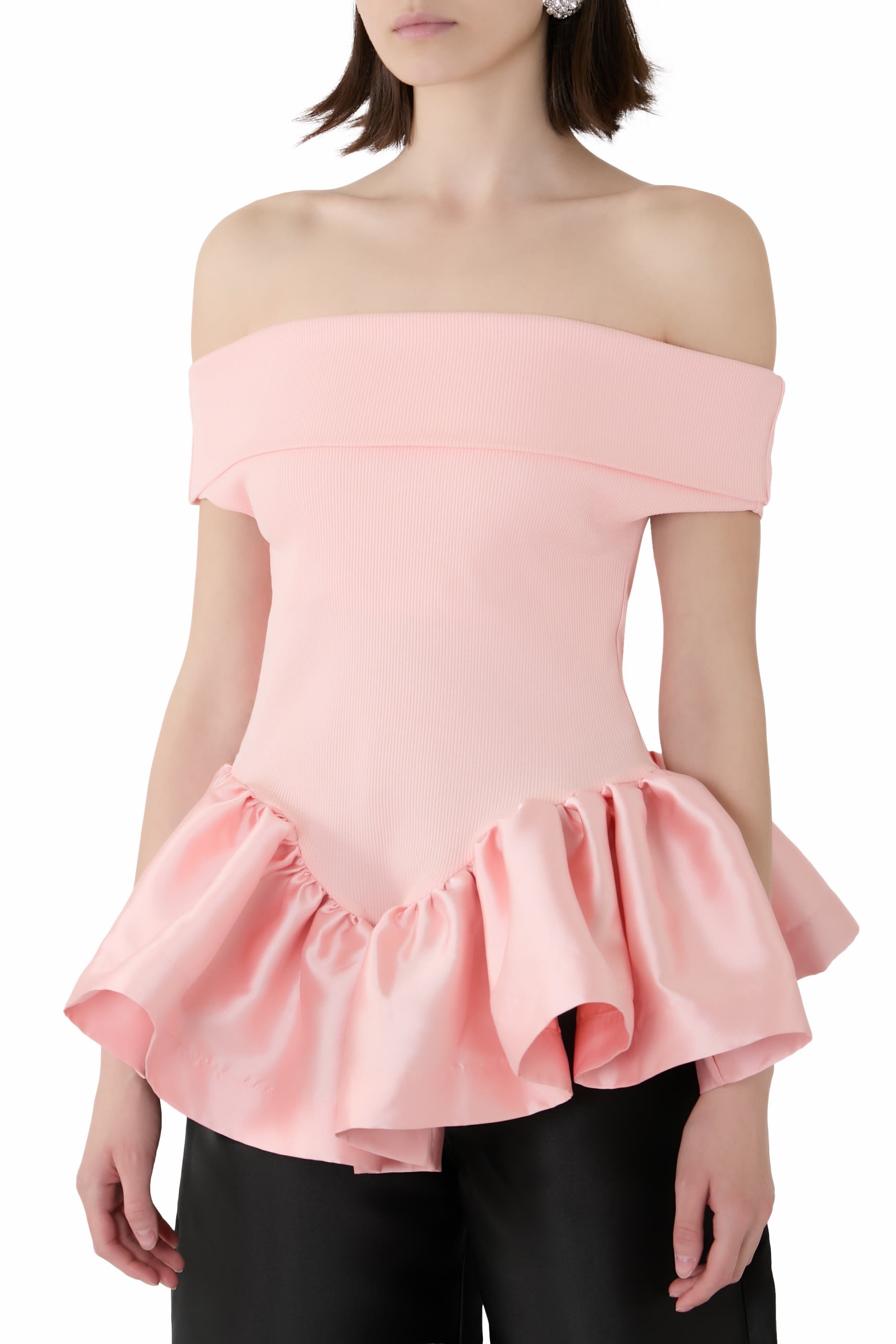 بلوزة بيبلوم بأكتاف مكشوفة