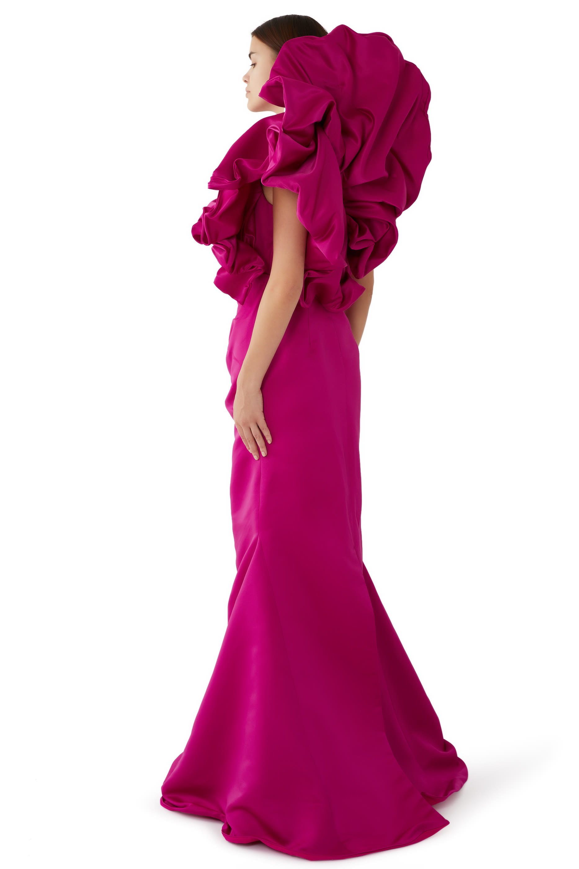 فستان بأكتاف منفوخة