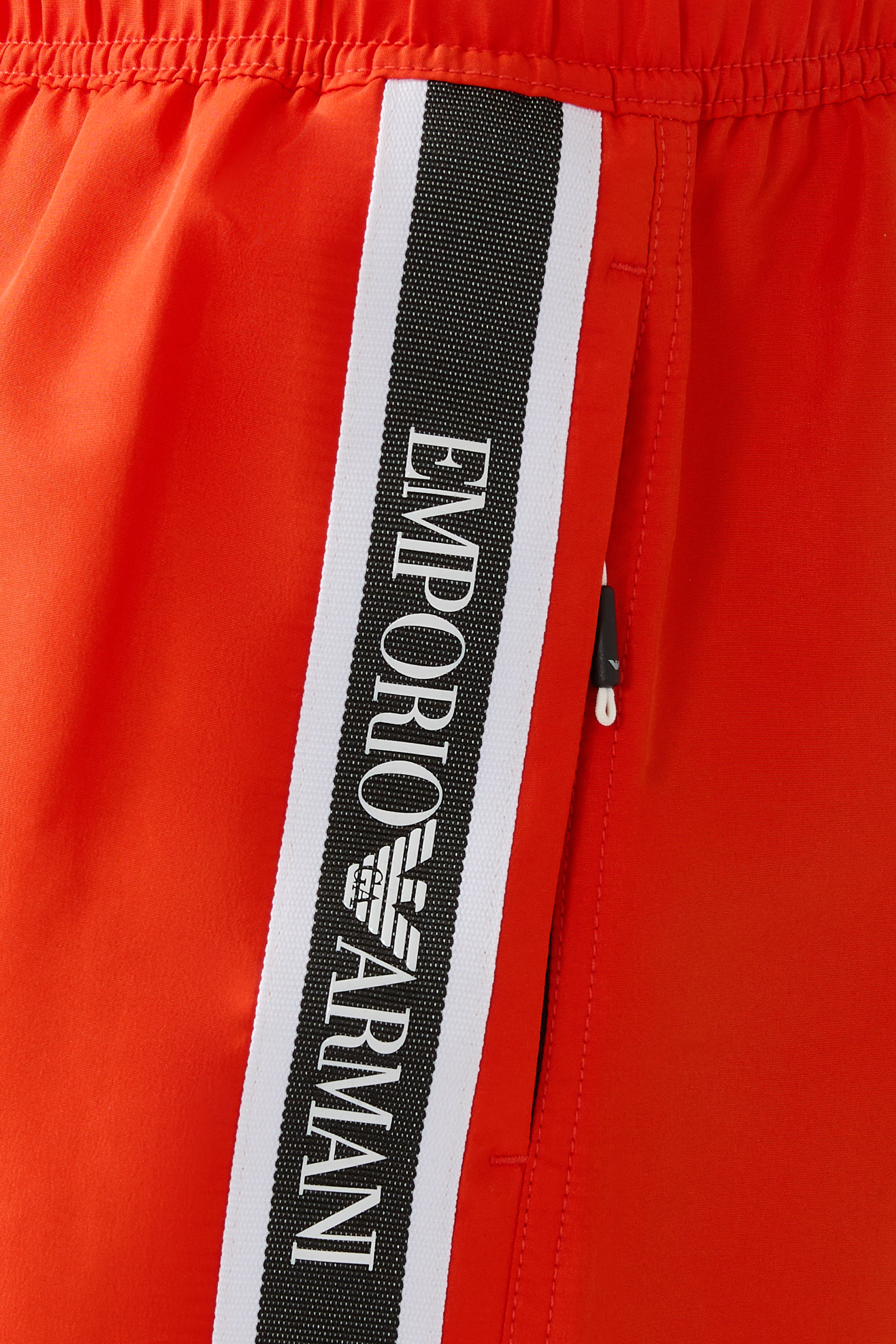 شورت سباحة بشعار الماركة على الجانب