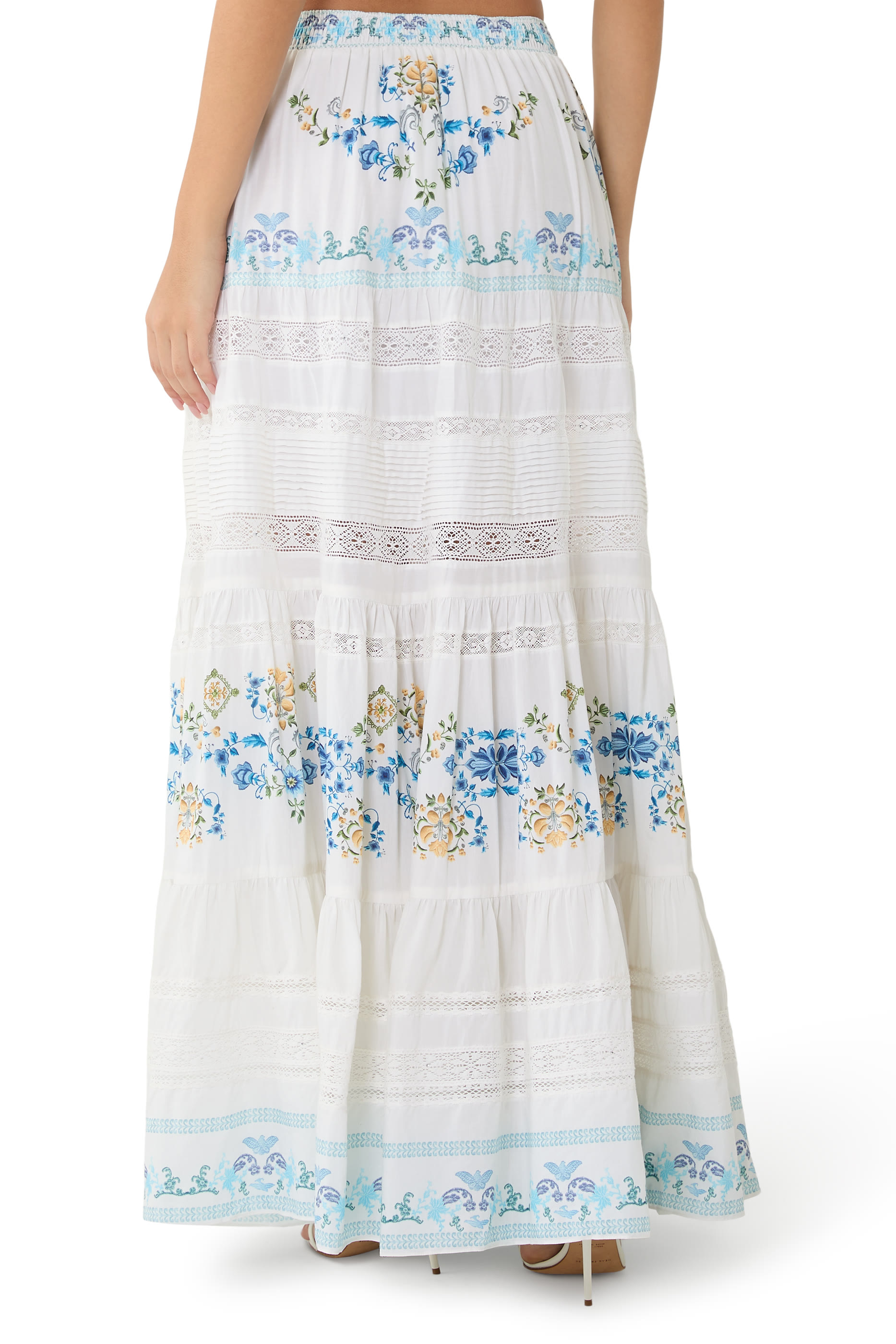 تنورة طويلة بطيات