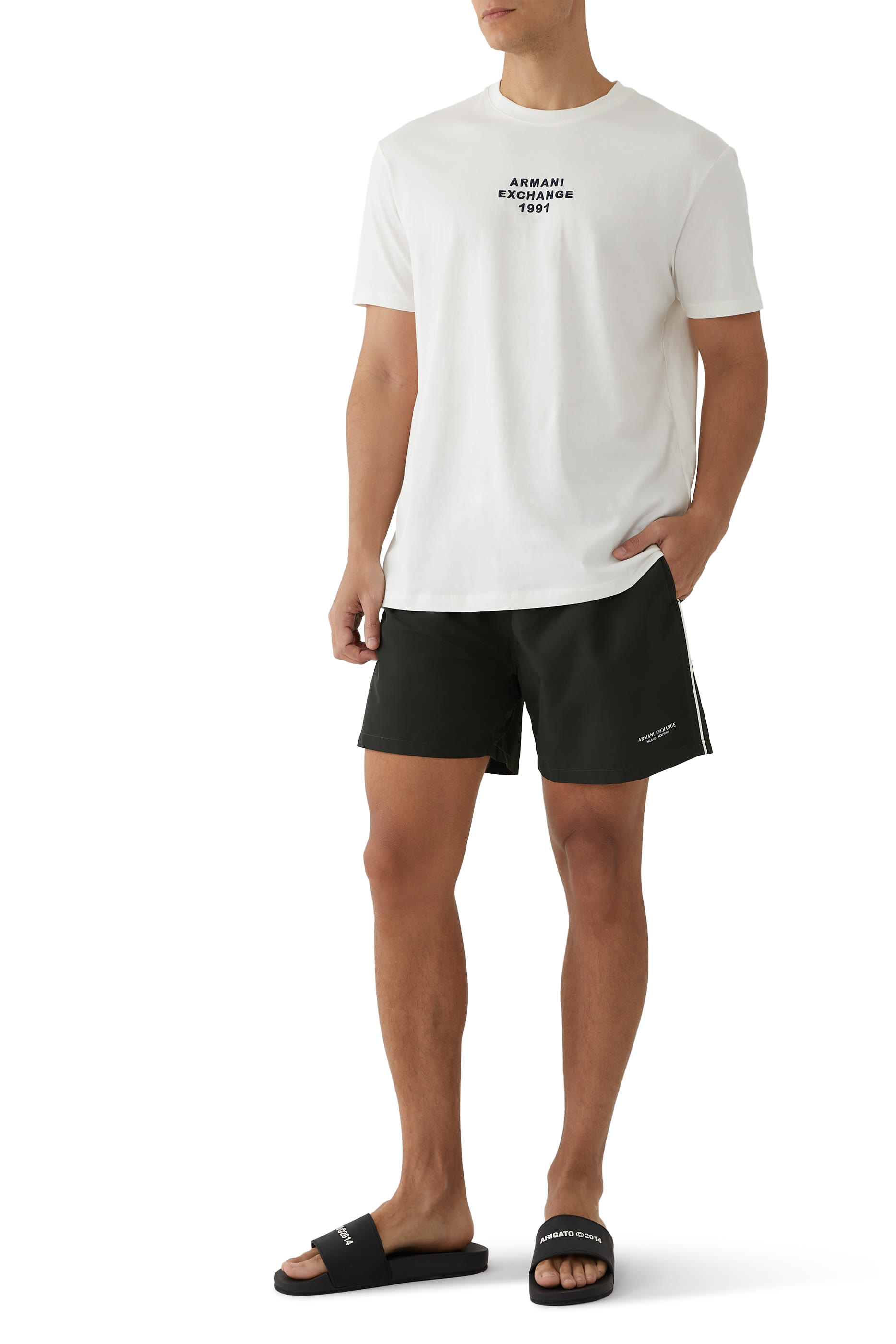 تيشيرت بحروف شعار الماركة