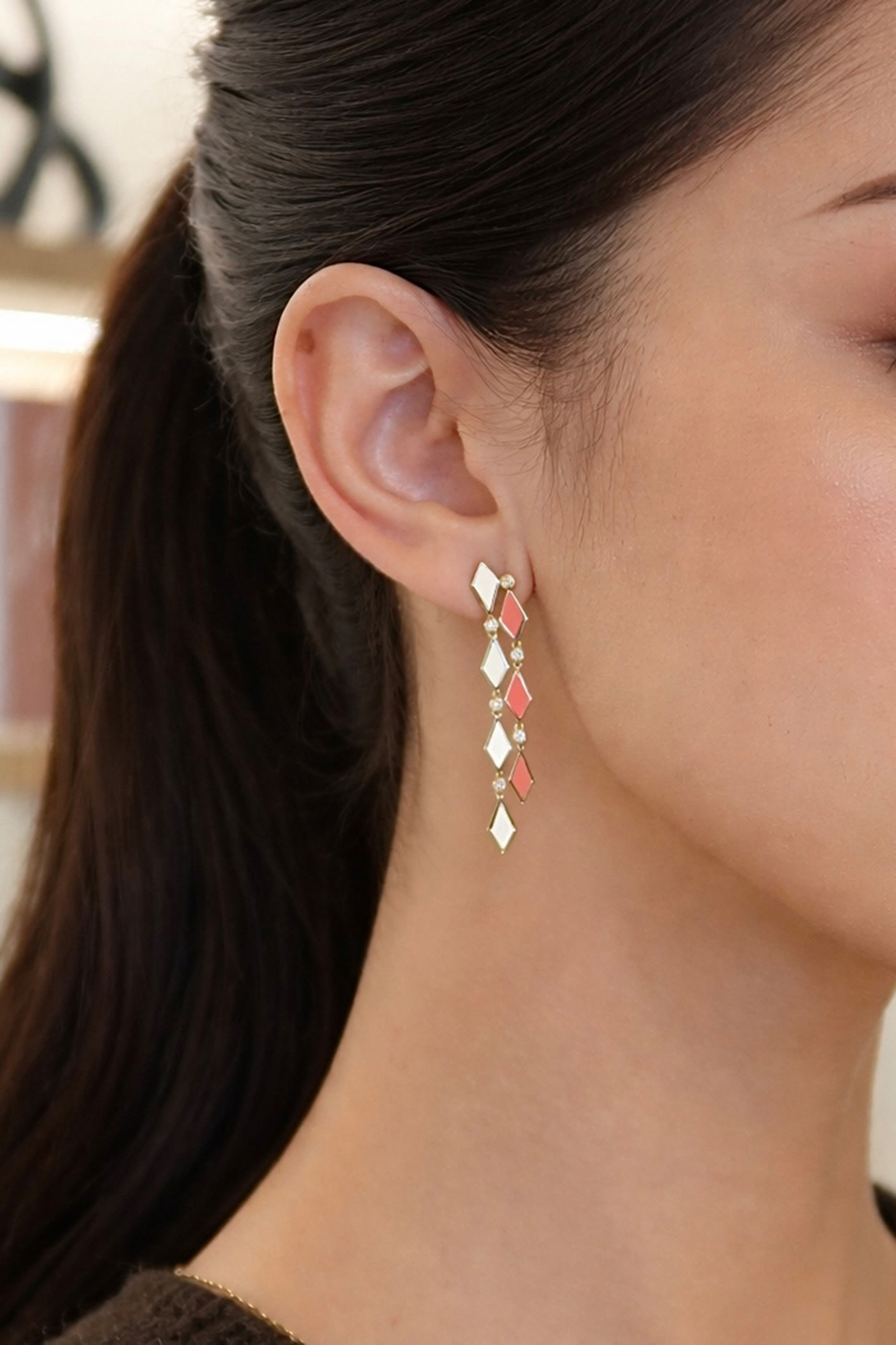 أقراط أومبري مرصعة بماس مزينة بمينا، ذهب أبيض عيار 18