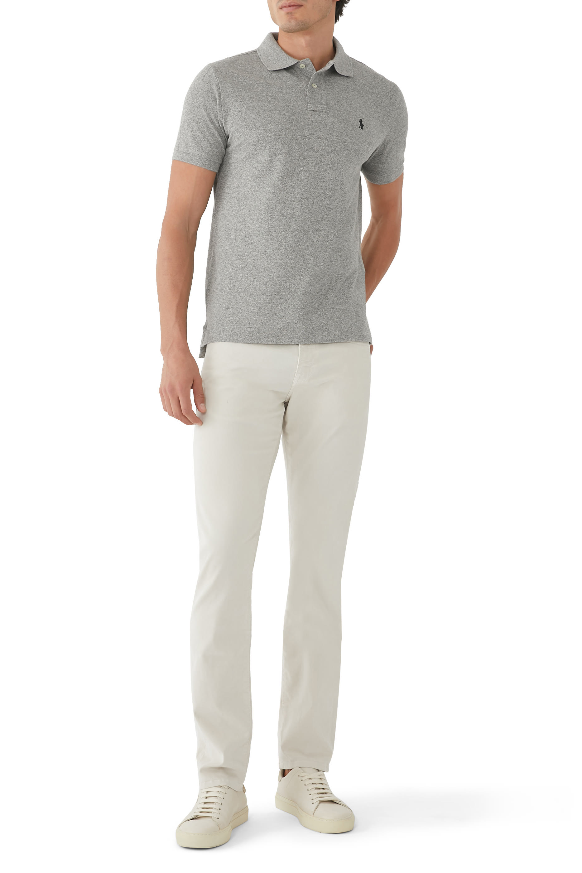 قميص بقصة ضيقة بشعار الماركة