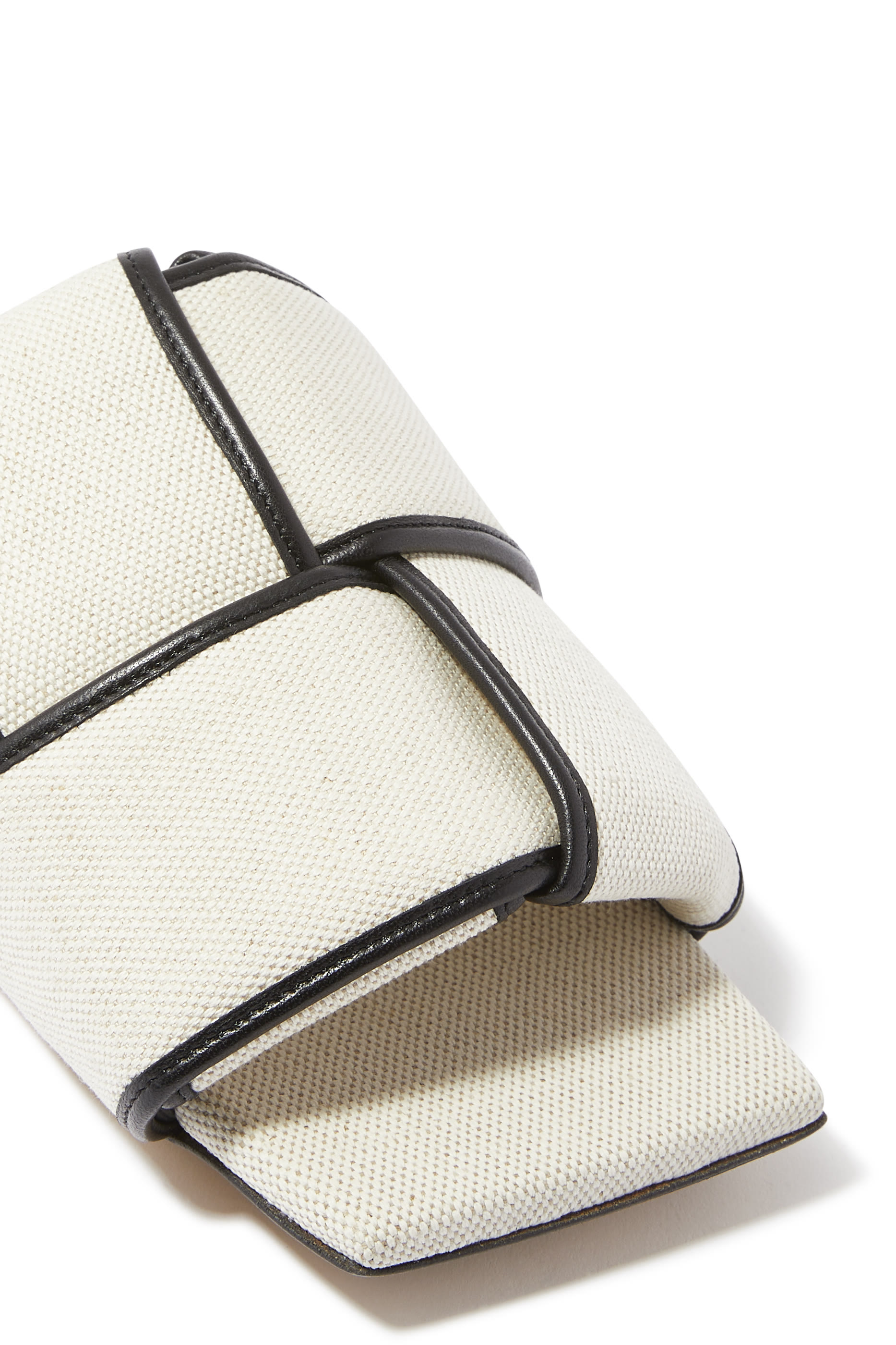 حذاء مفتوح قماش قنب بكعب مسطح وتصميم مجدول