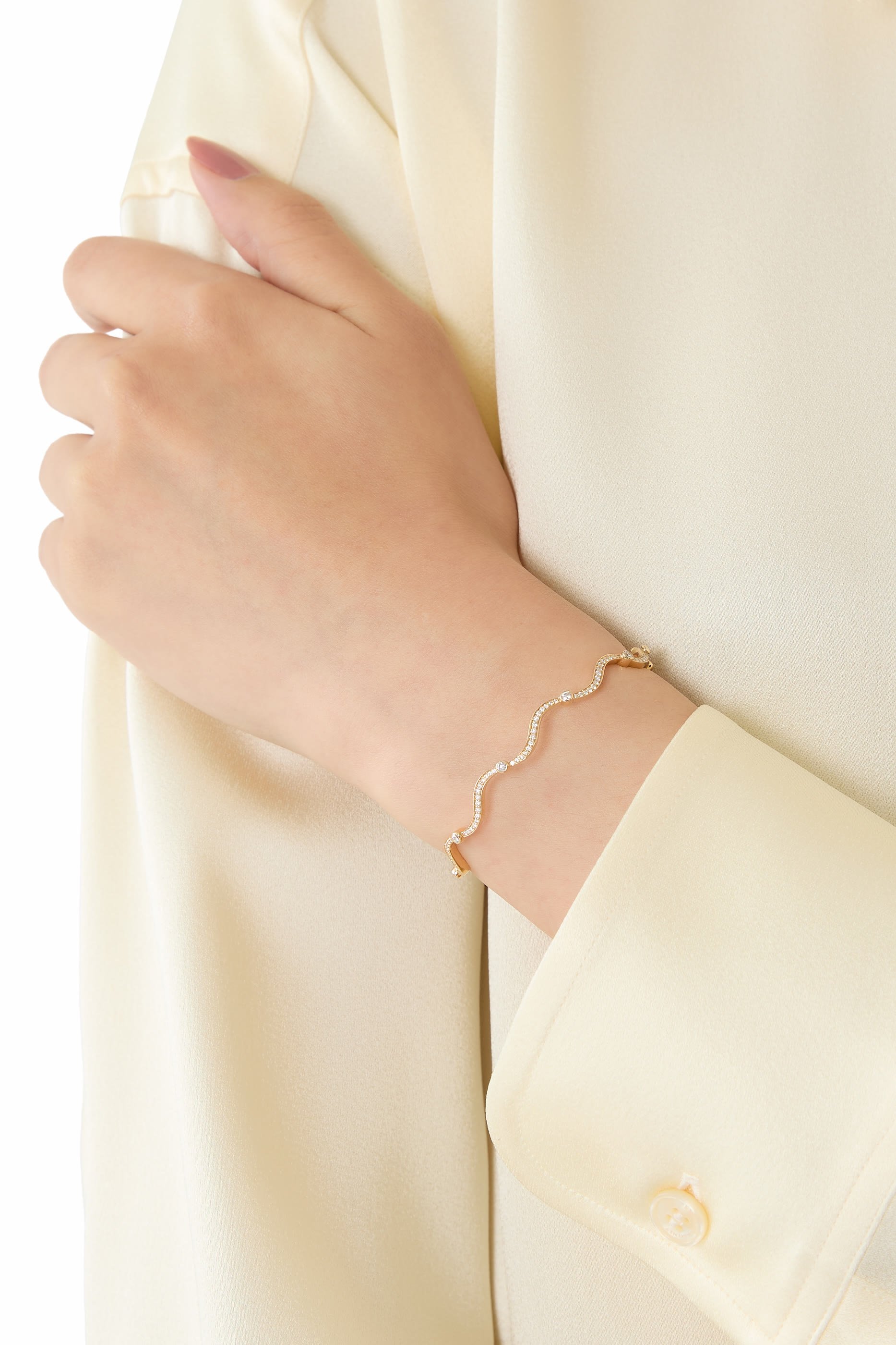 سوار بتصميم مموج مرصع بالماس ذهب عيار 18