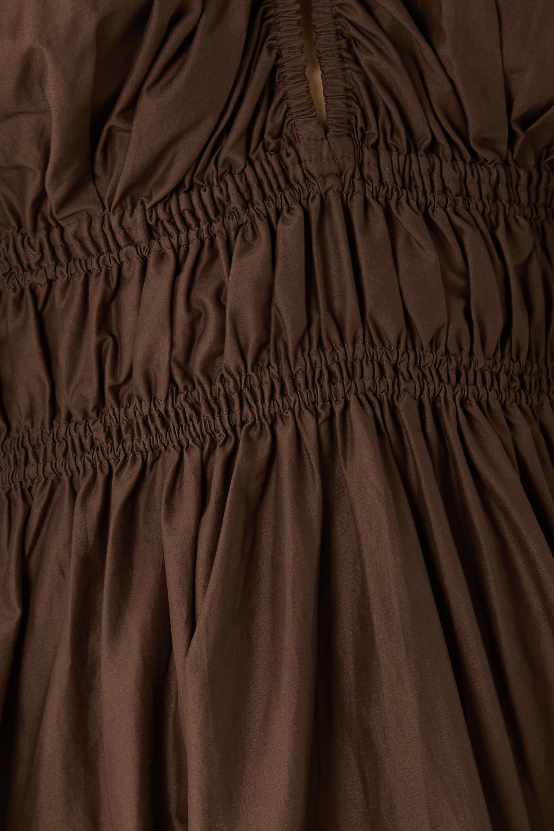 فستان بياقة عميقة وكشكش وأزرار