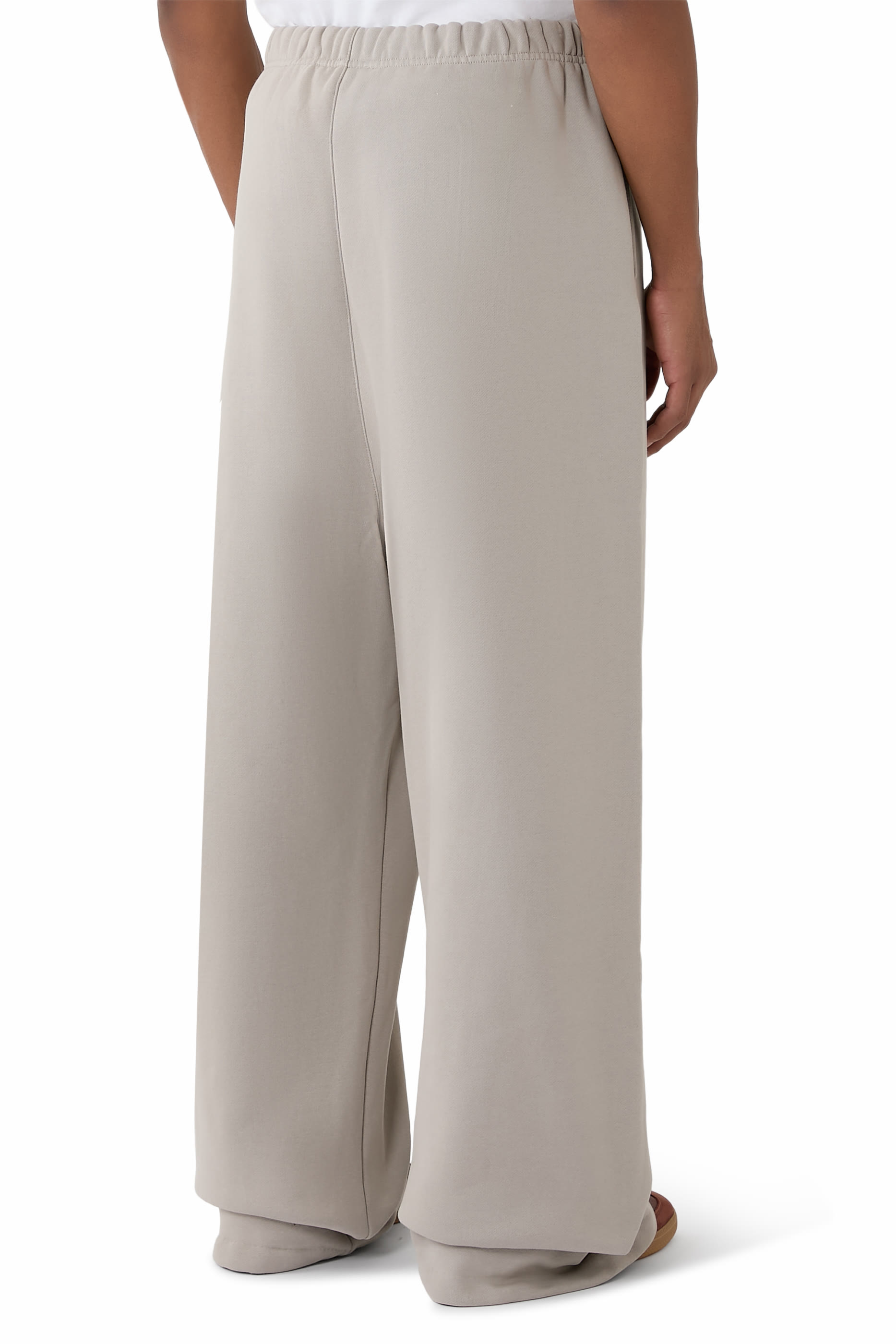 بنطال رياضي بتصميم جامعي