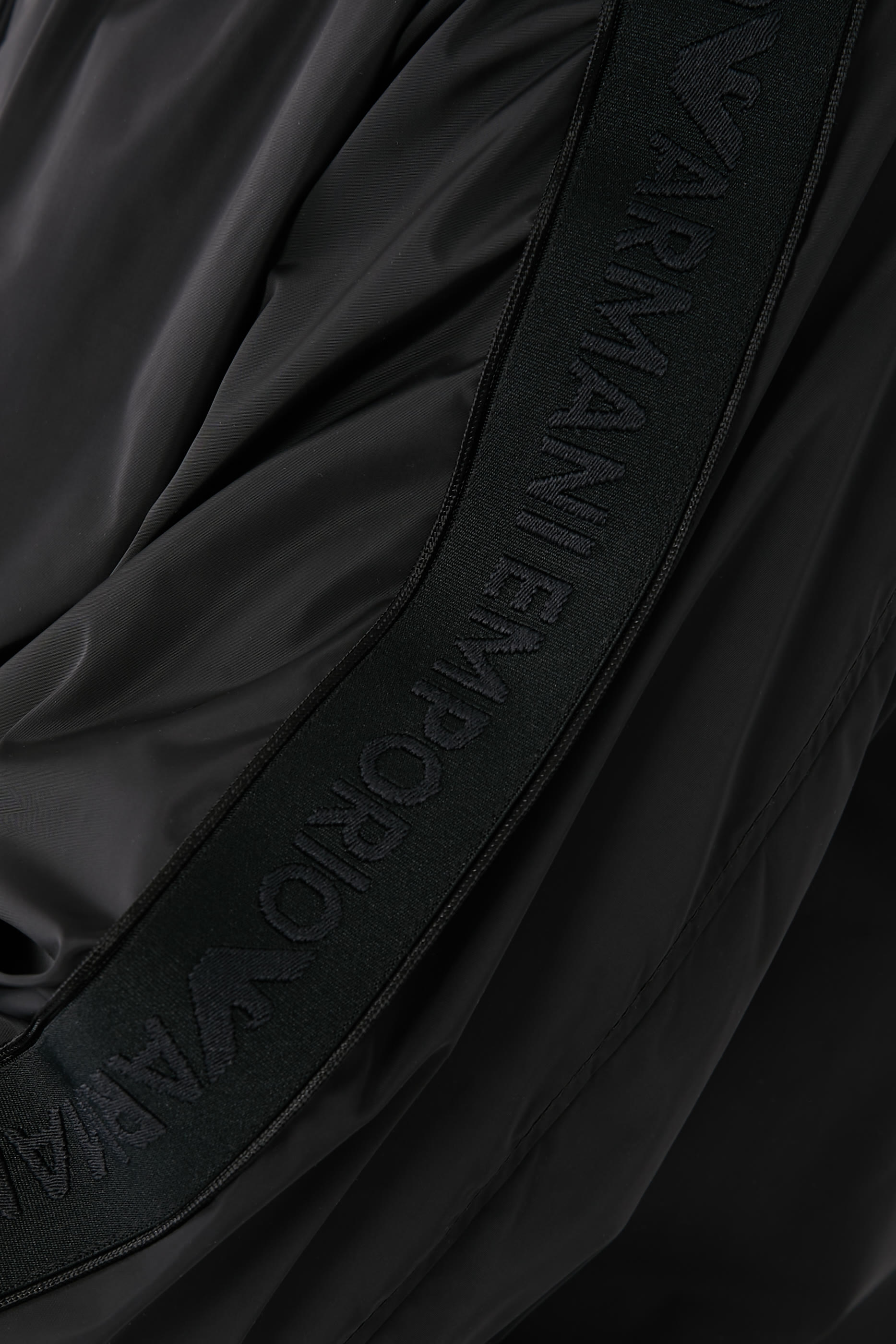 جاكيت نايلون بسحاب