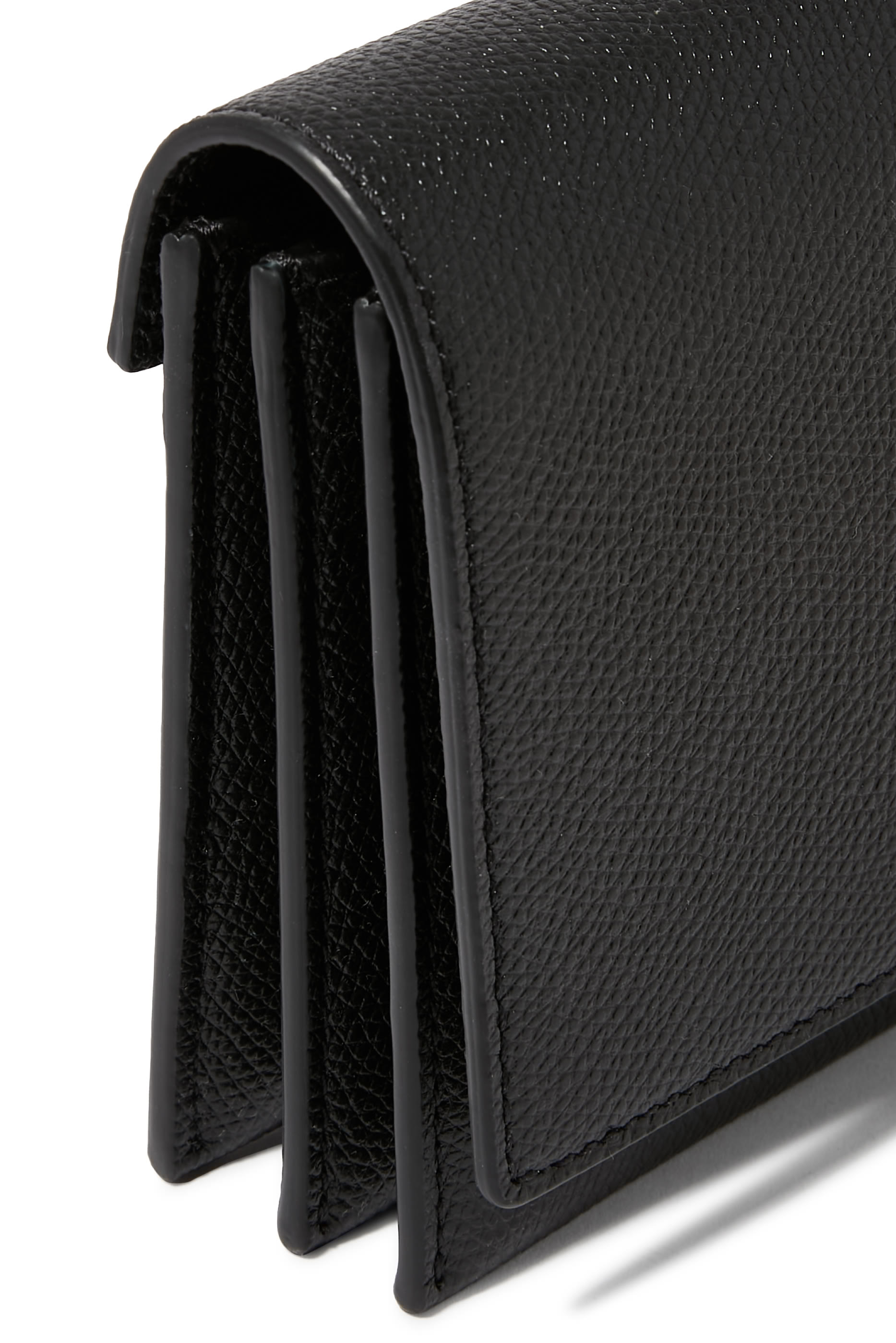 حقيبة صغيرة بسلسلة وشعار حرف الماركة الشهير