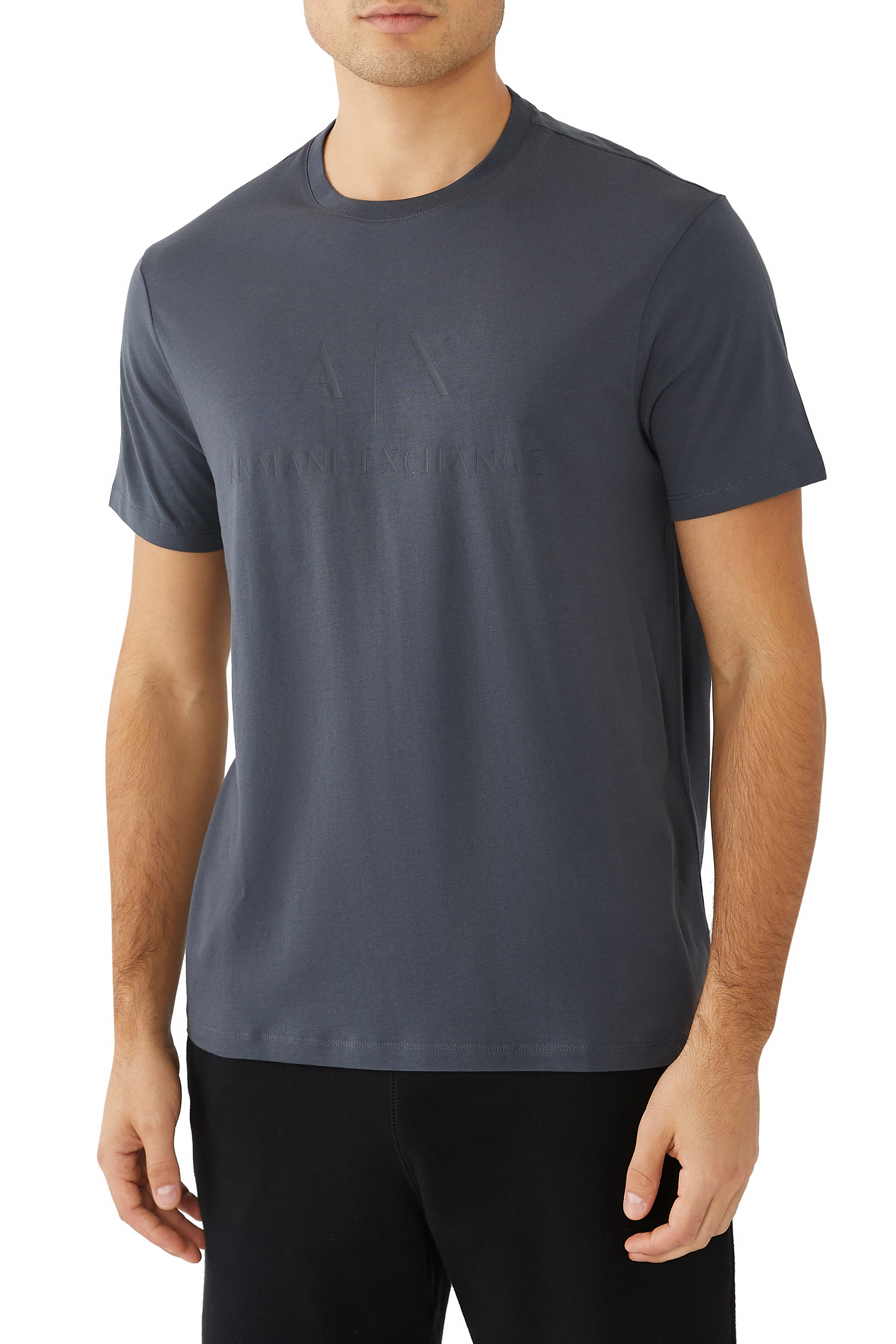 تيشيرت بشعار الماركة بقصة ضيقة جرسيه