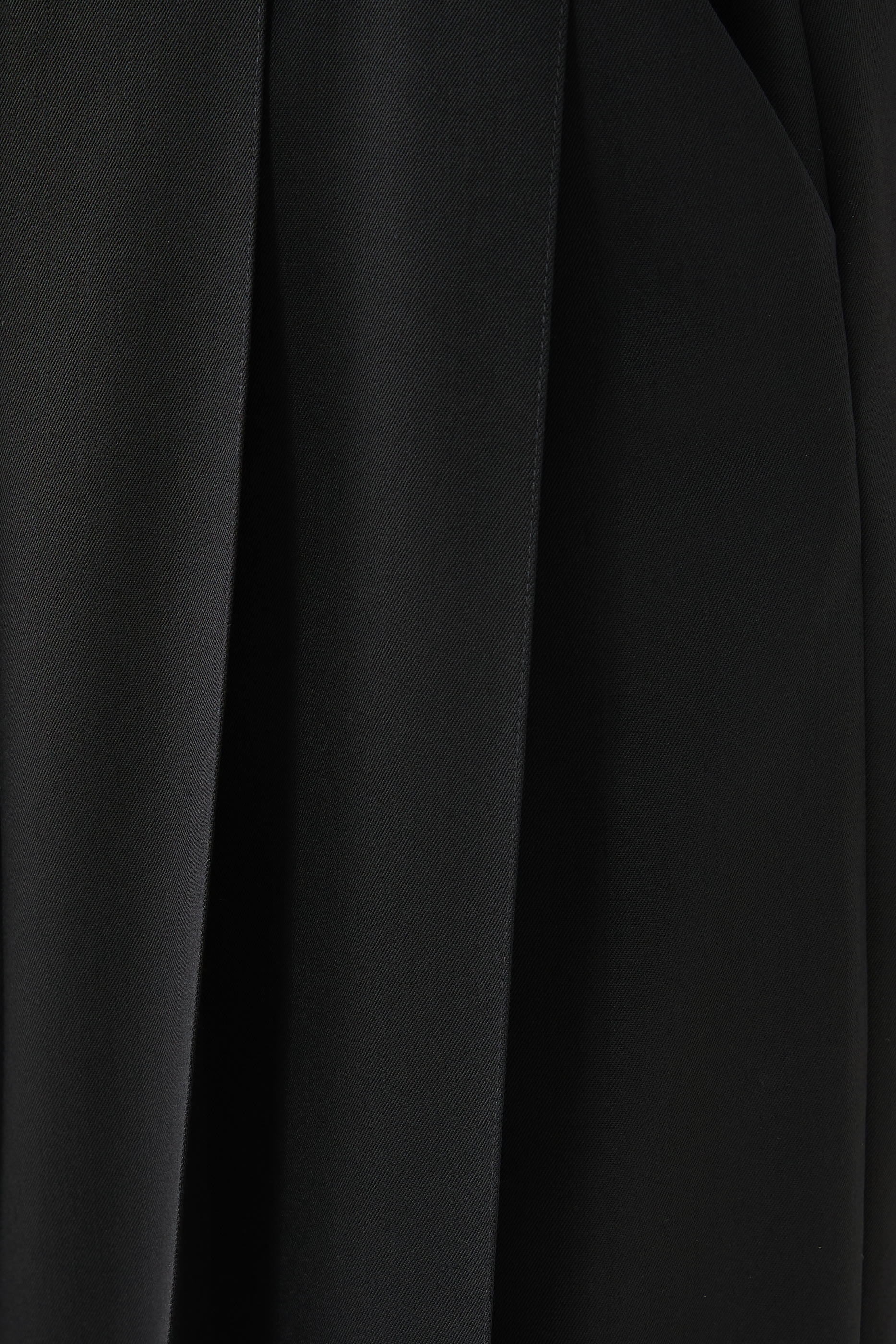 بنطال بقصة ملاءمة للجسم