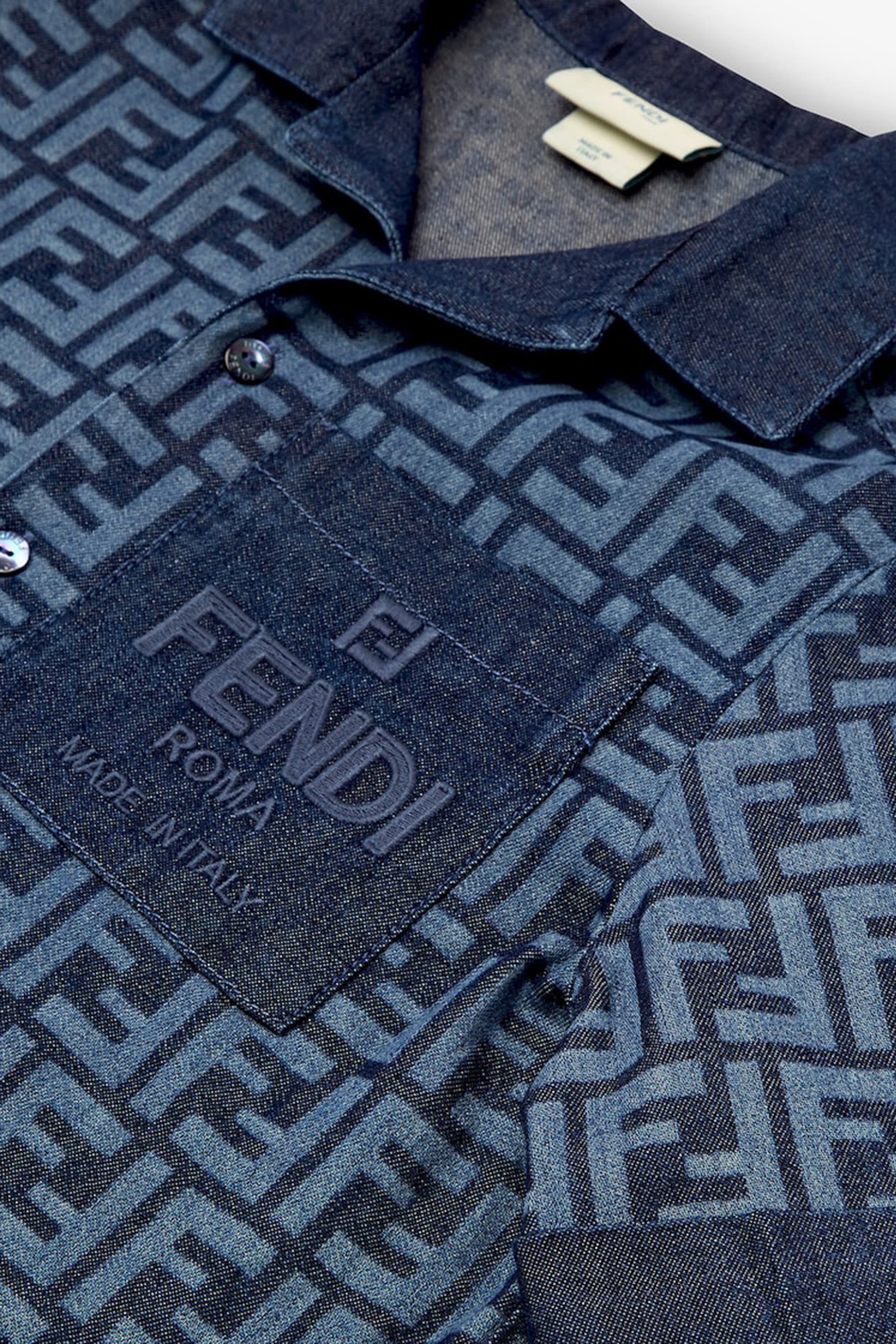 قميص مزين بنقشة شعار الماركة للأطفال