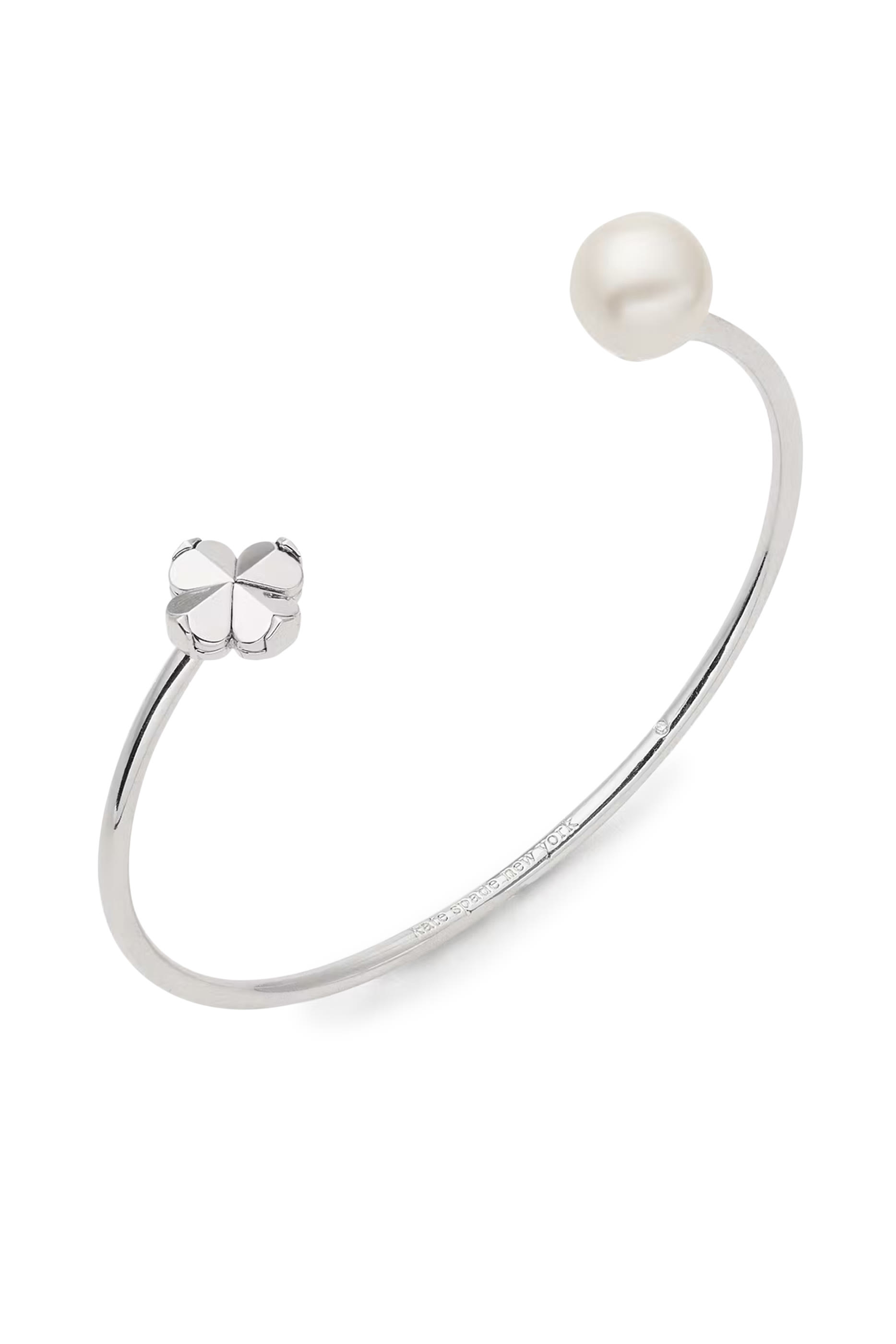 سوار مفتوح مزين بلؤلؤ وزهرة بالشكل البستوني