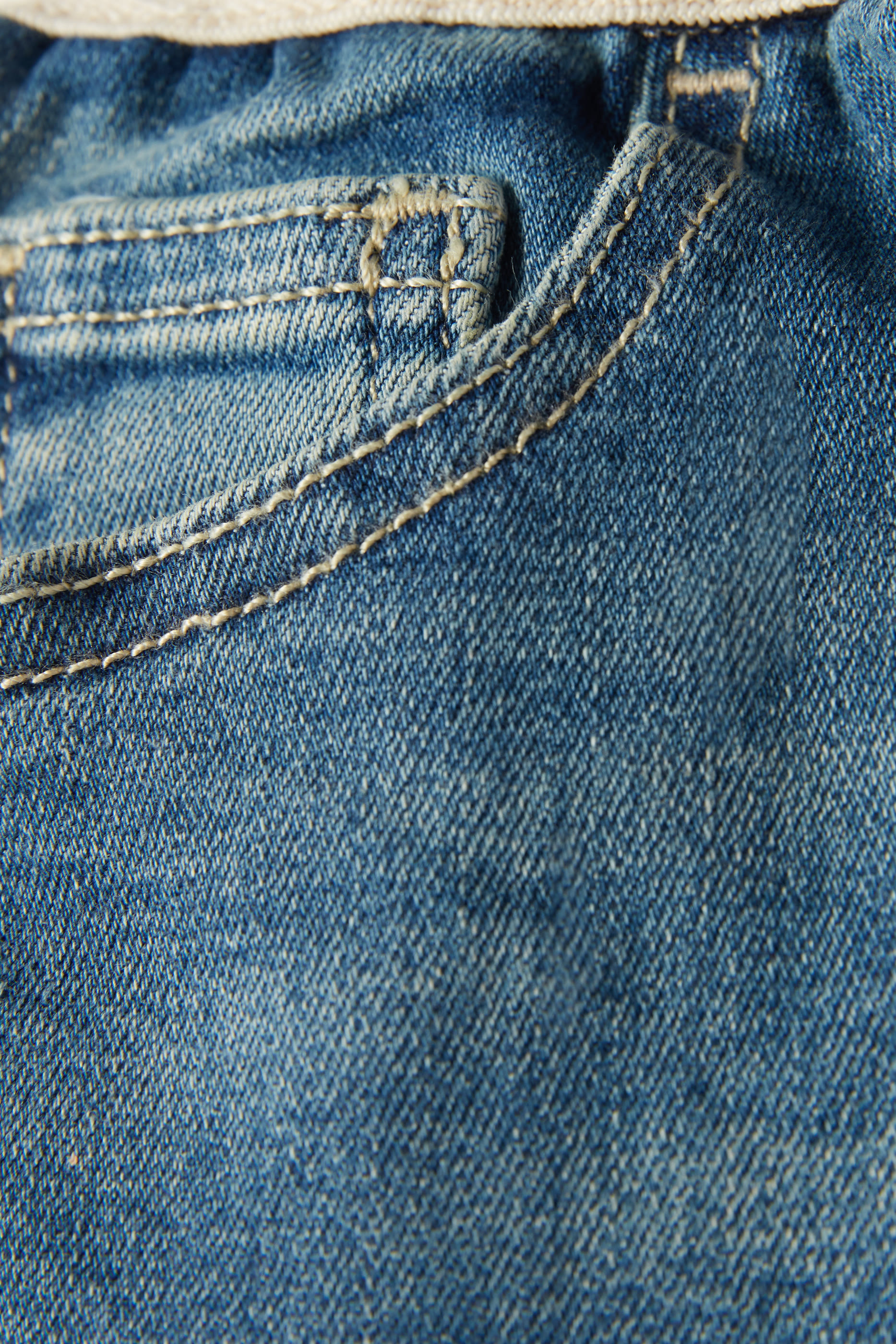 بنطال جينز دنيم بخصر مطاطي وشعار الماركة للأطفال