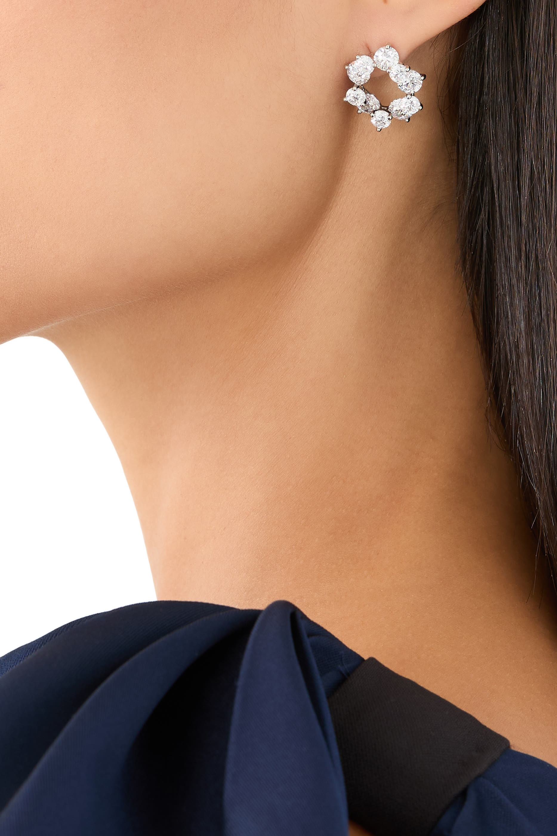 أقراط بتصميم زهرة مرصعة بالكريستال