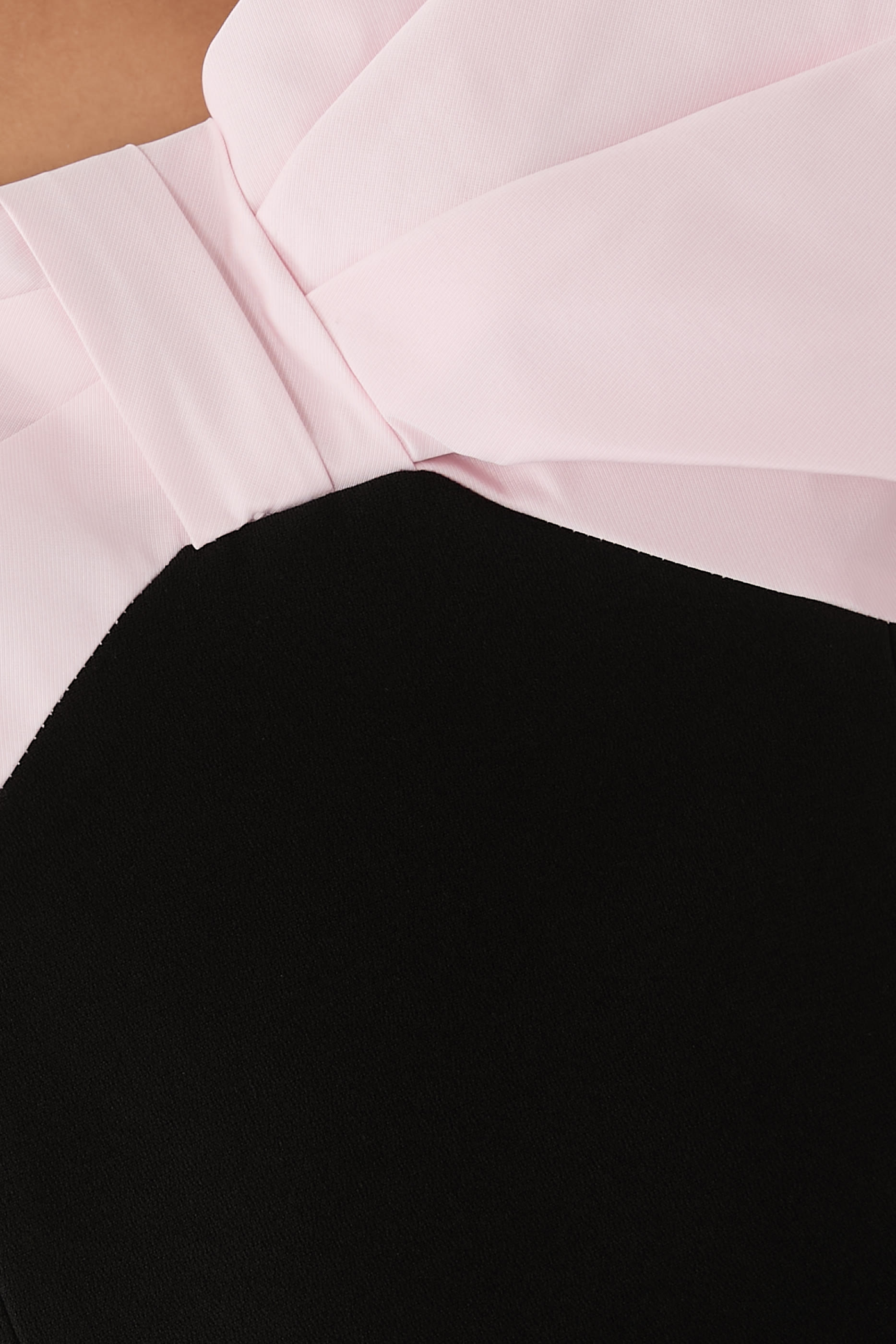 فستان سهرة بصدرية بفيونكة كريب ميكادو