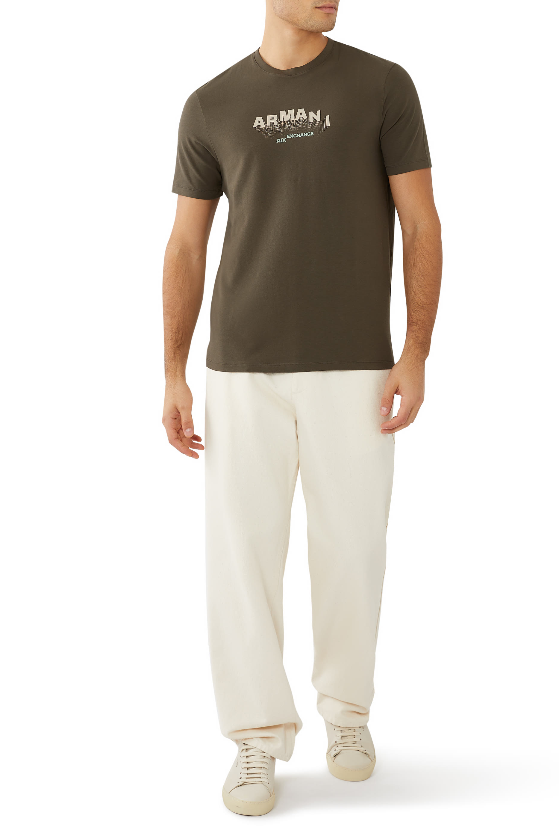 تيشيرت بقصة ضيقة وشعار الماركة بارز الملمس