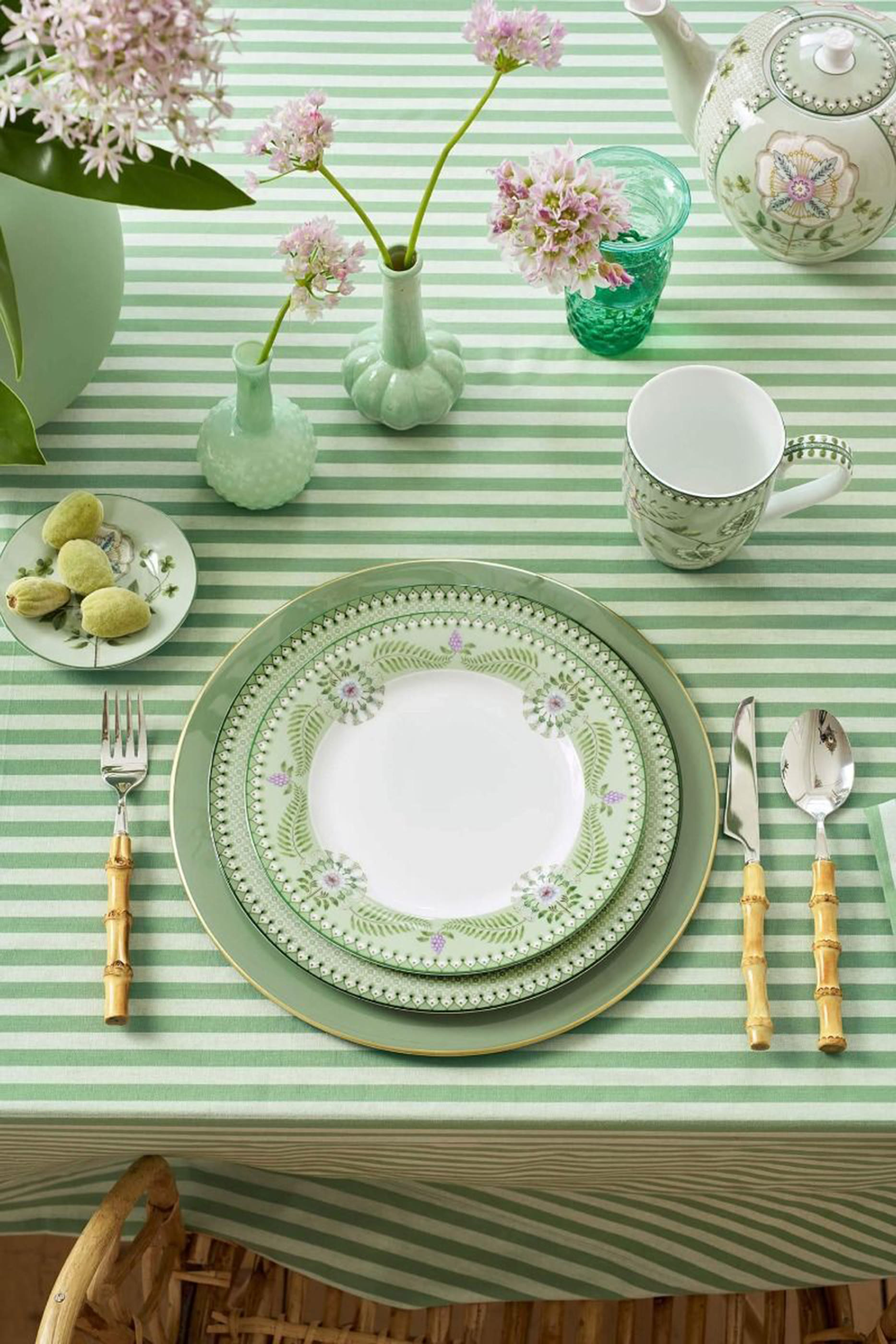 طبق إفطار بنقشة ليلي اند لوتس