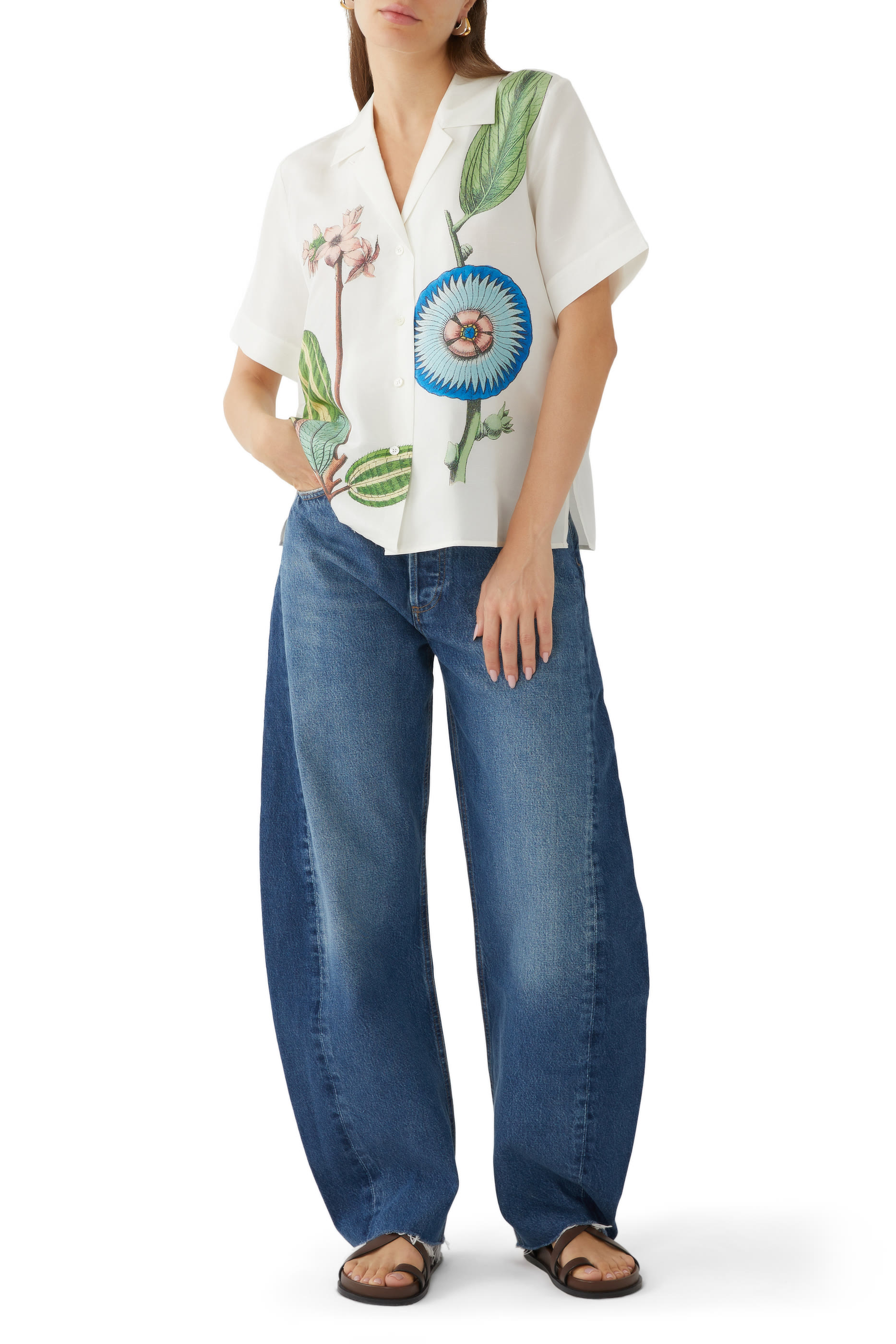 بنطال جينز لونا بقصة ساق مقوسة وحلي