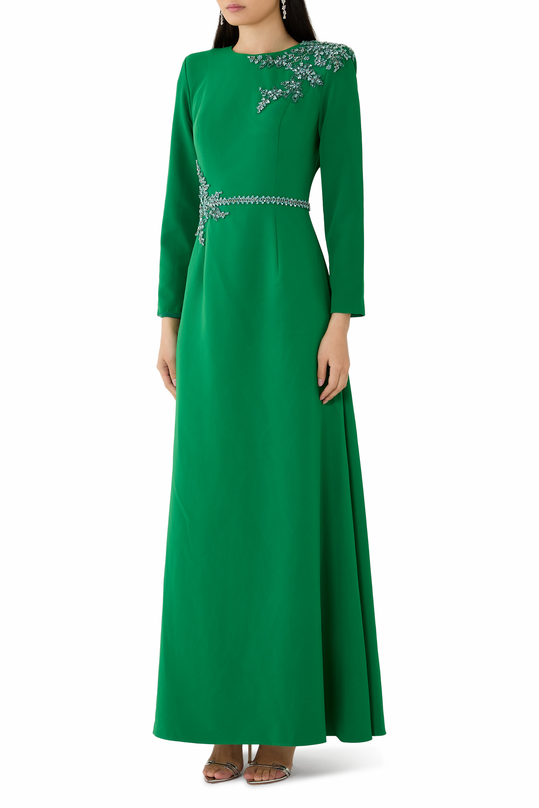 فستان سهرة بأكمام طويلة وتطريز بارز الملمس بالخرز عند الخصر