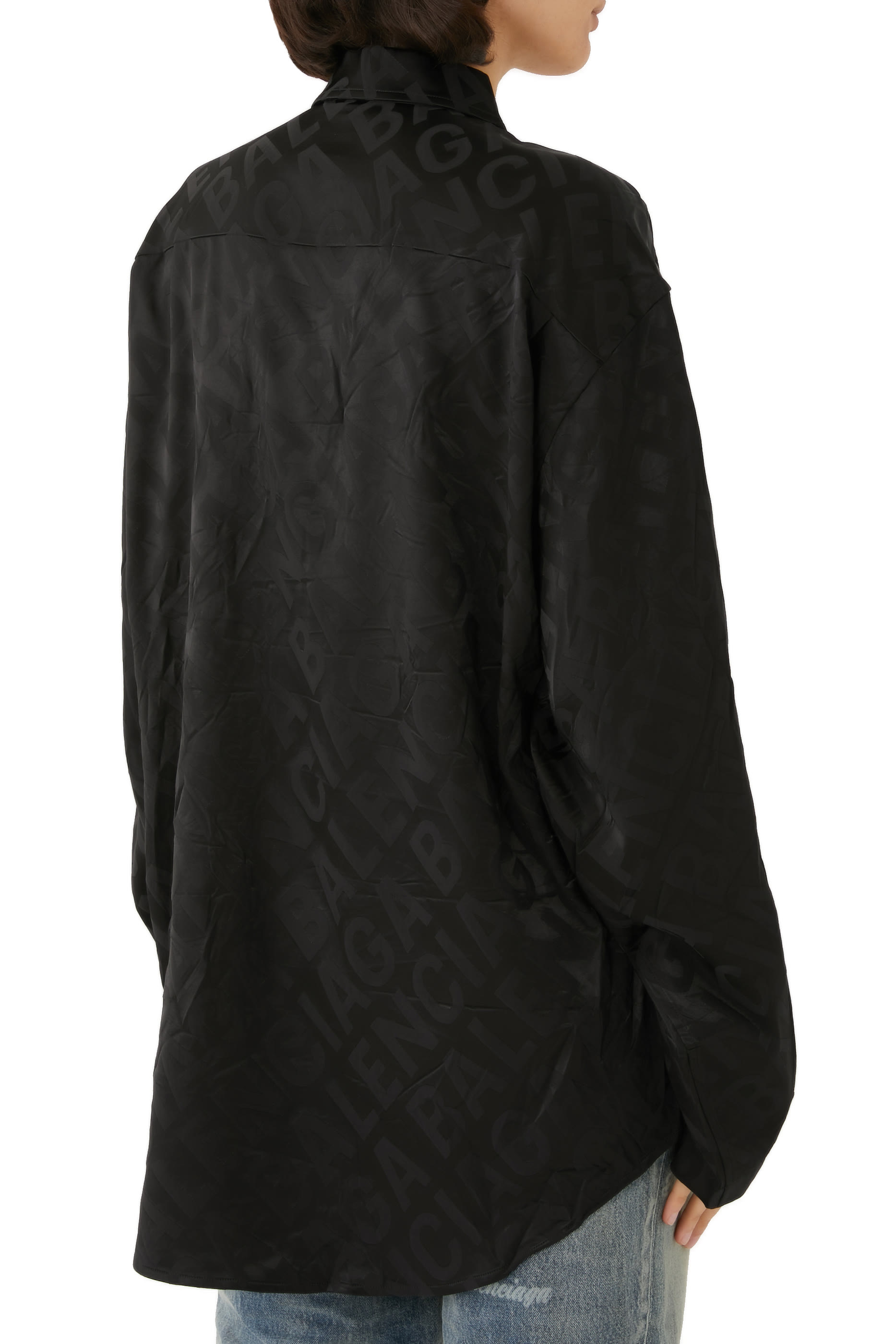 قميص بأكمام طويلة بطبعات بشعار الماركة