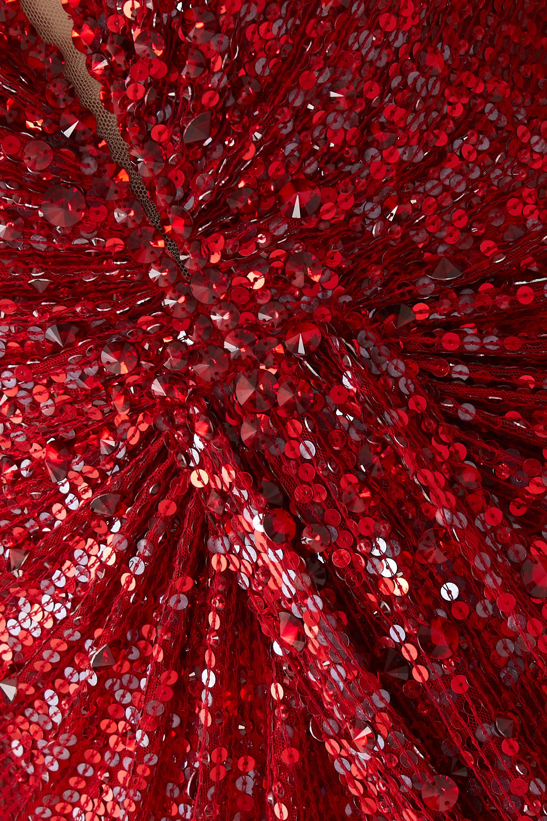 فستان سهرة لوار بتطرزلت وياقة على شكل حرف V وأكمام كاب