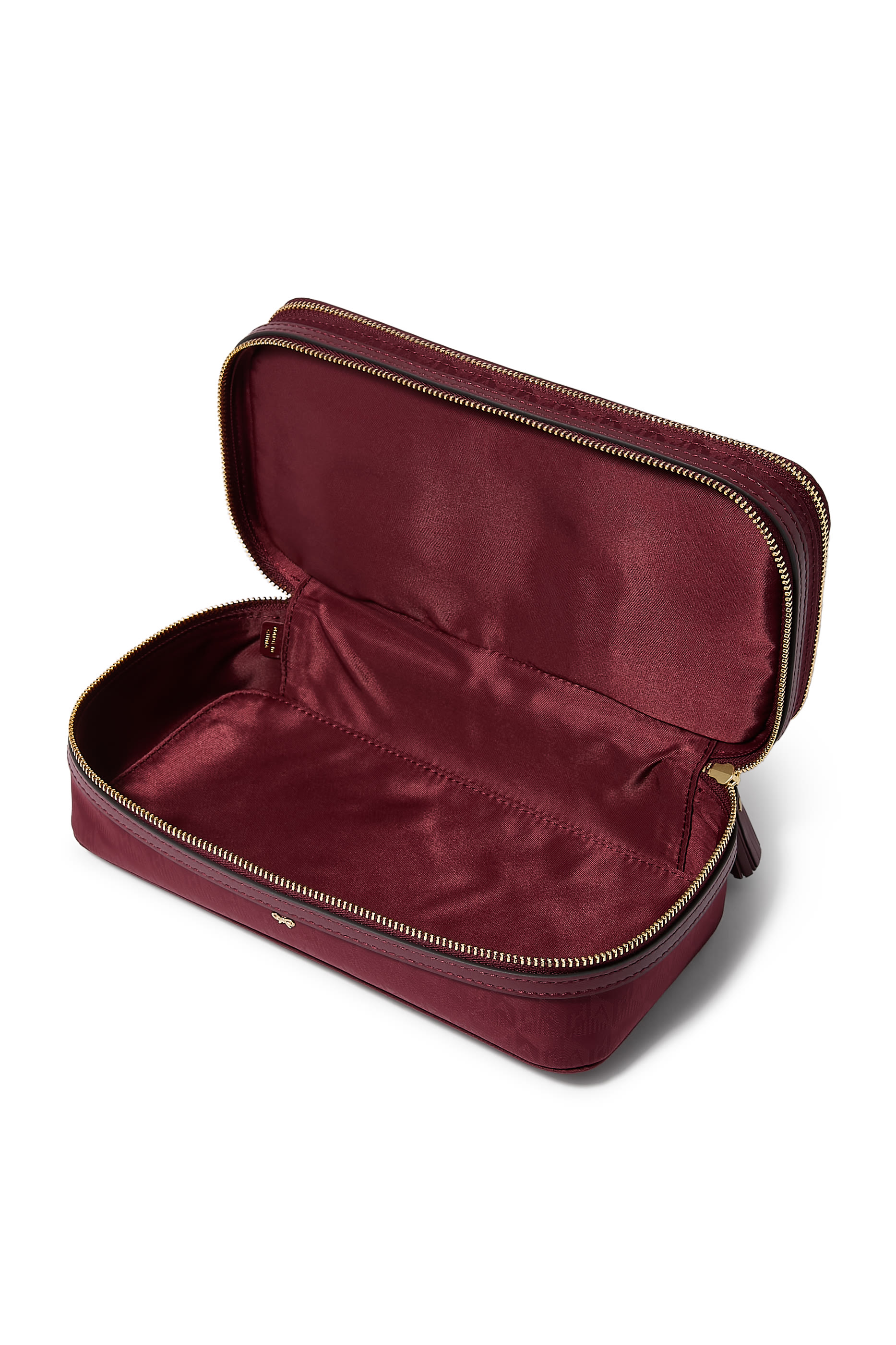 حقيبة مستحضرات تجميل بشعار الماركة