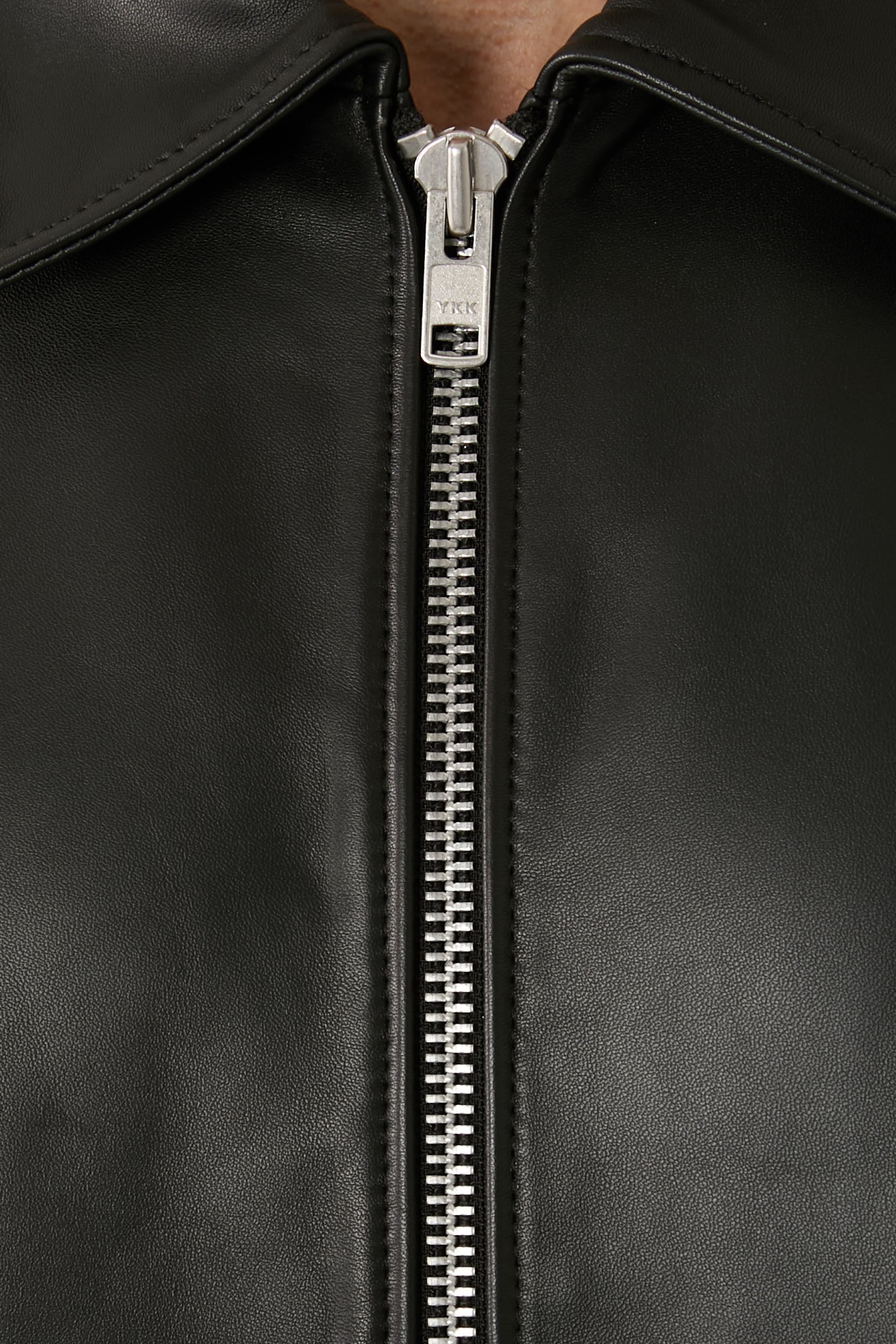 جاكيت قصير جلد