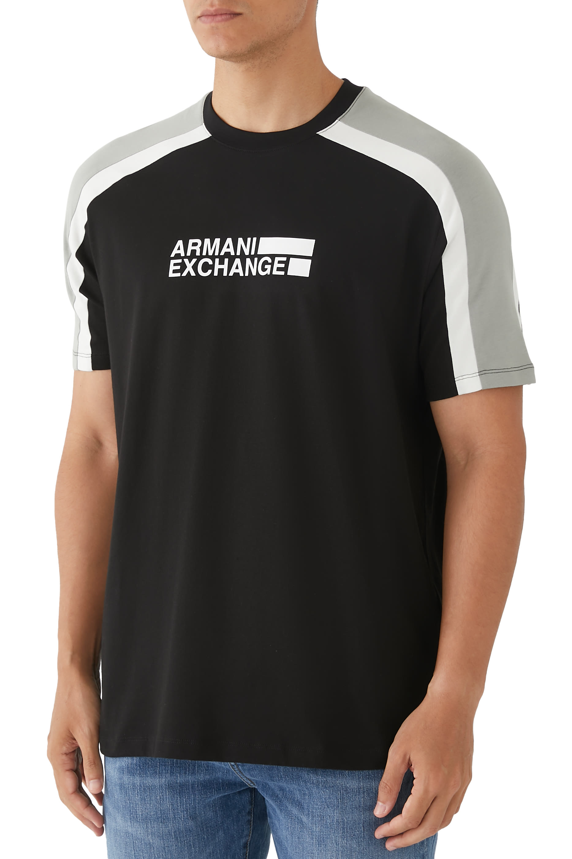 تيشيرت بياقة ضيقة بنقشة شعار الماركة