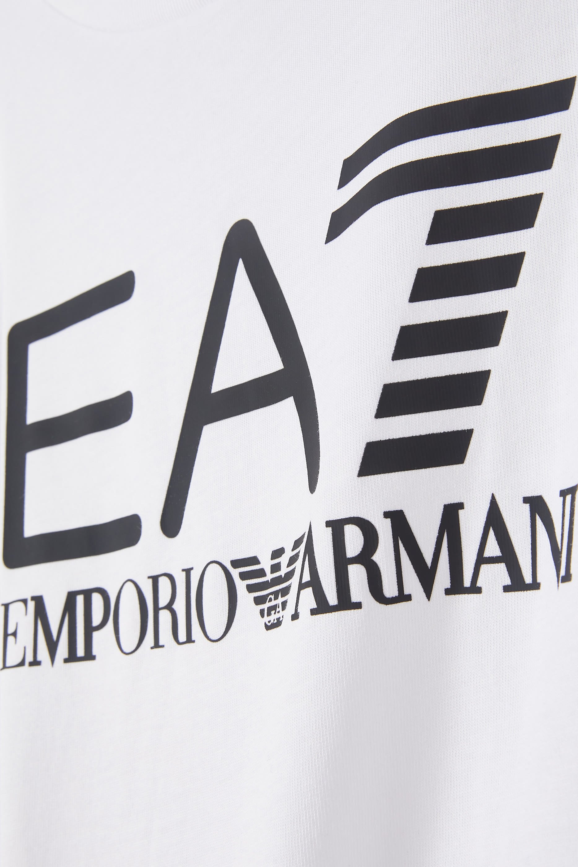 طقم تي شيرت وشورت بشعار الماركة للأطفال 