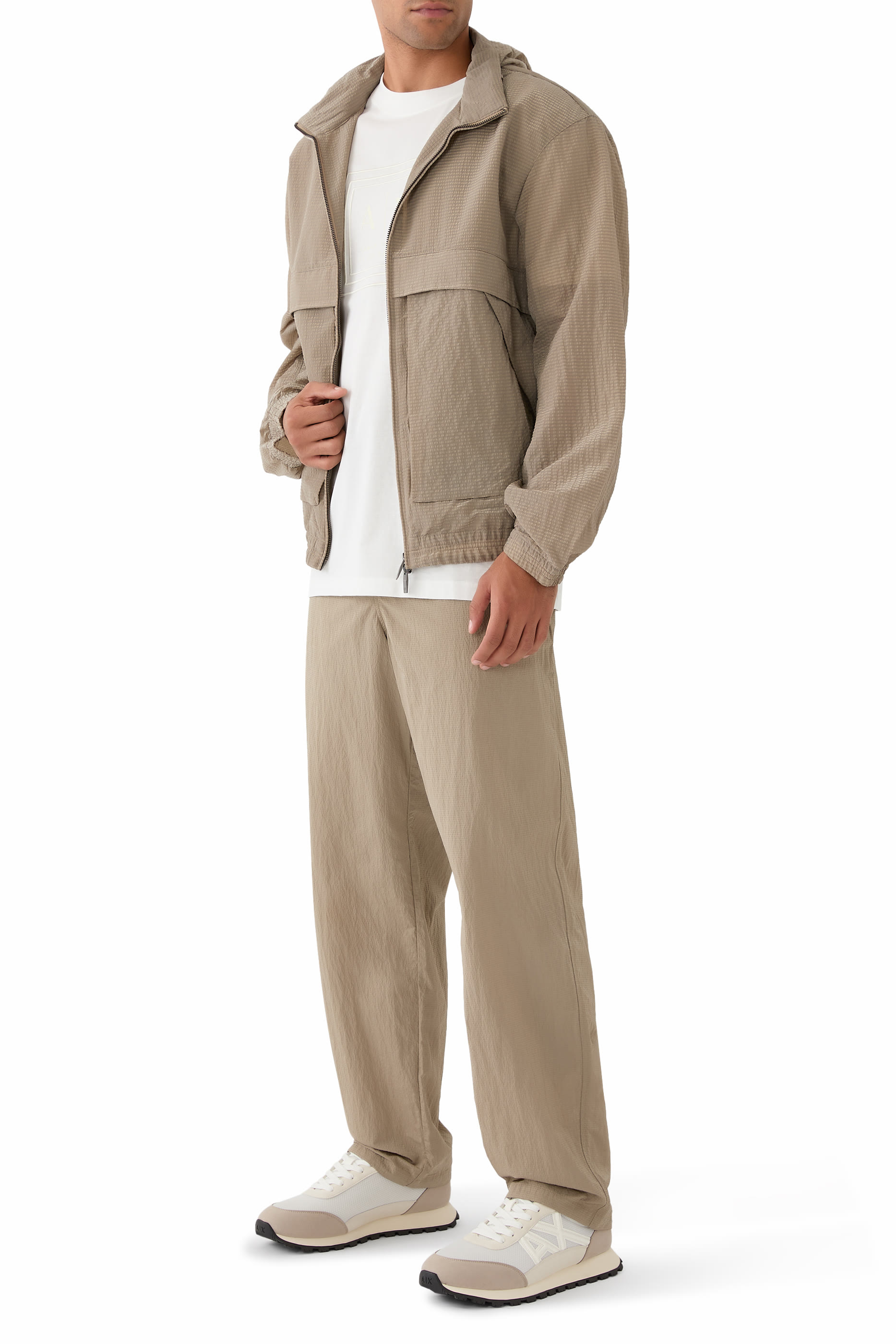 سنيكرز برباط وتفاصيل شعار الماركة