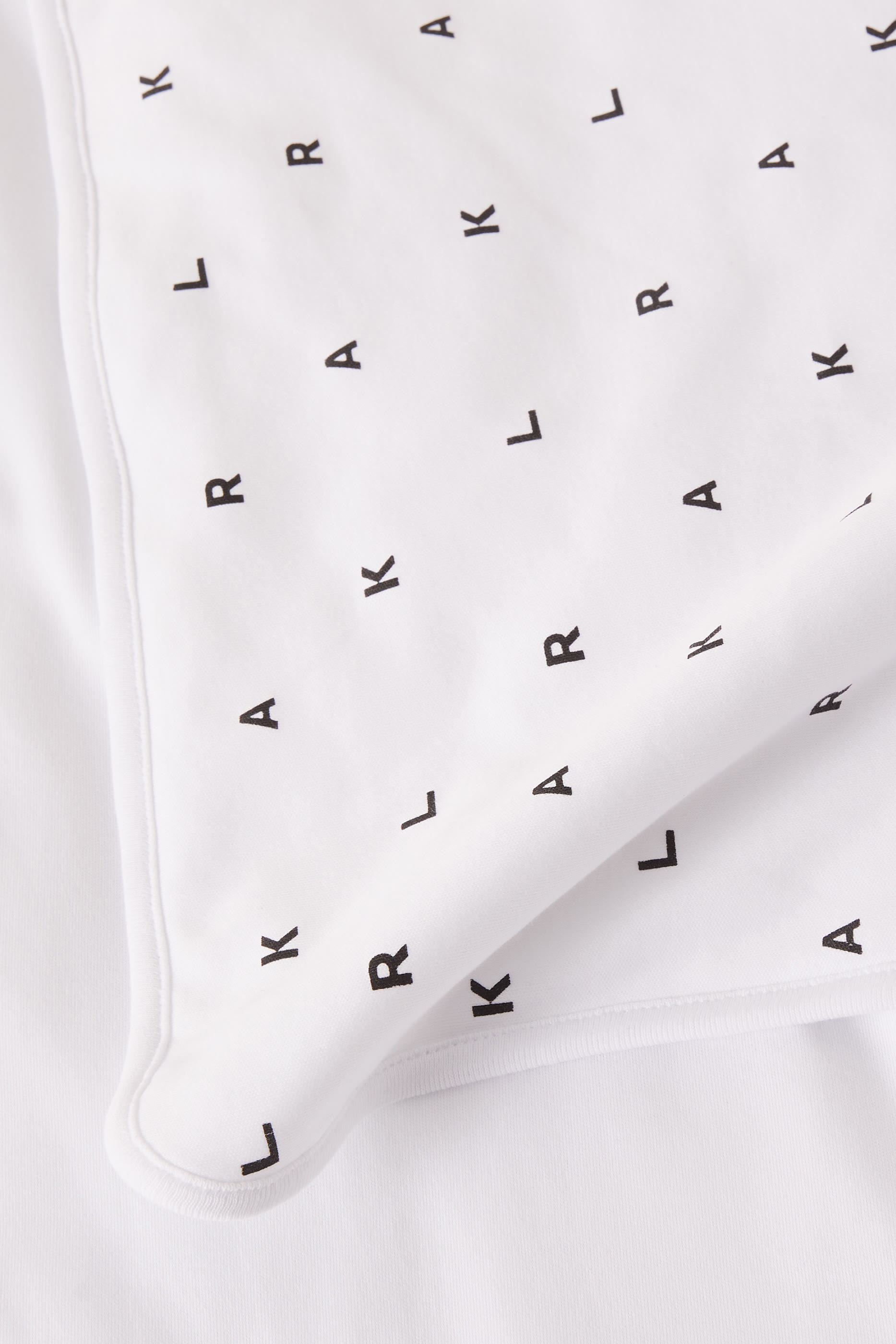 بطانية بشعار الماركة للأطفال