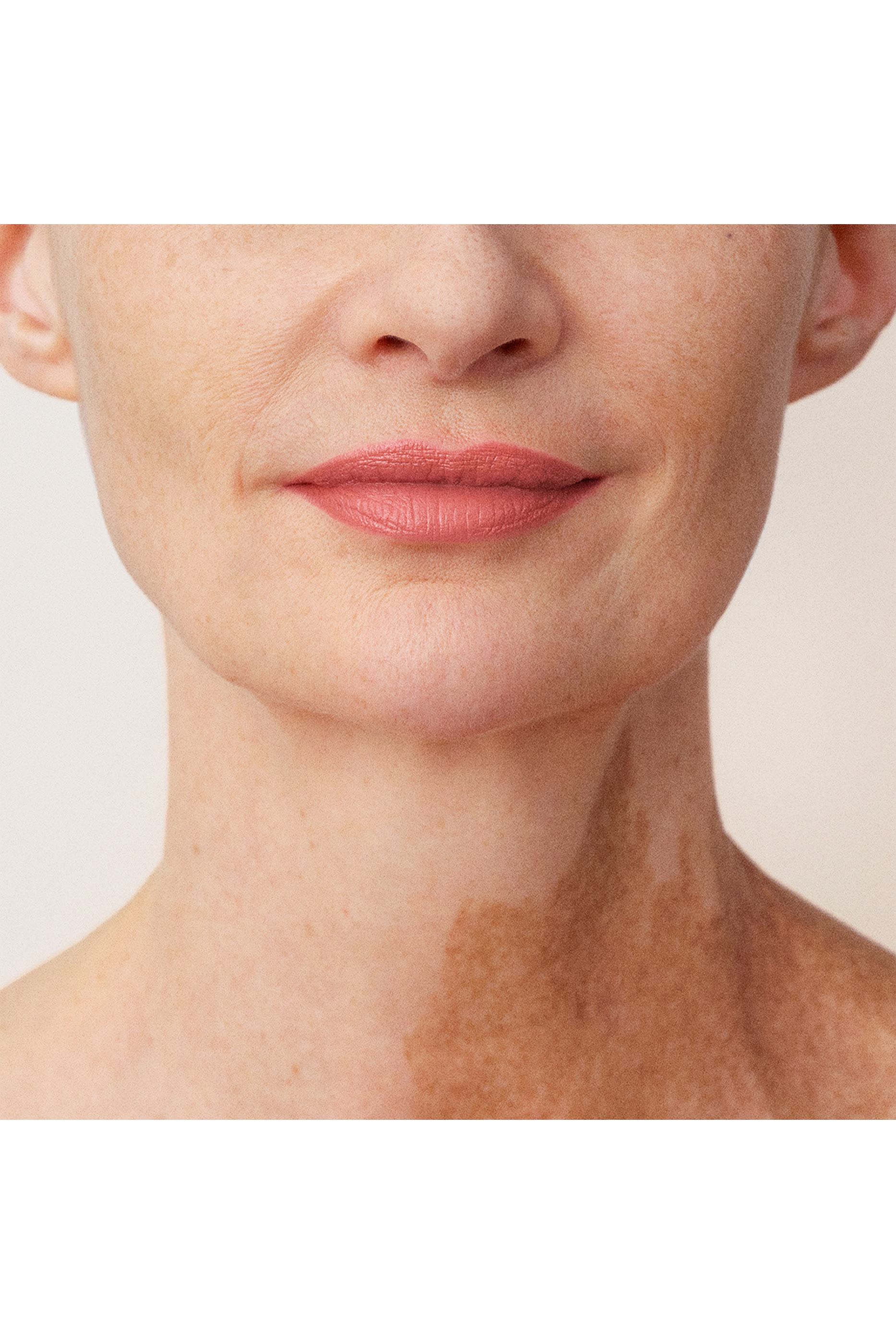 أحمر شفاه حريري غير لامع