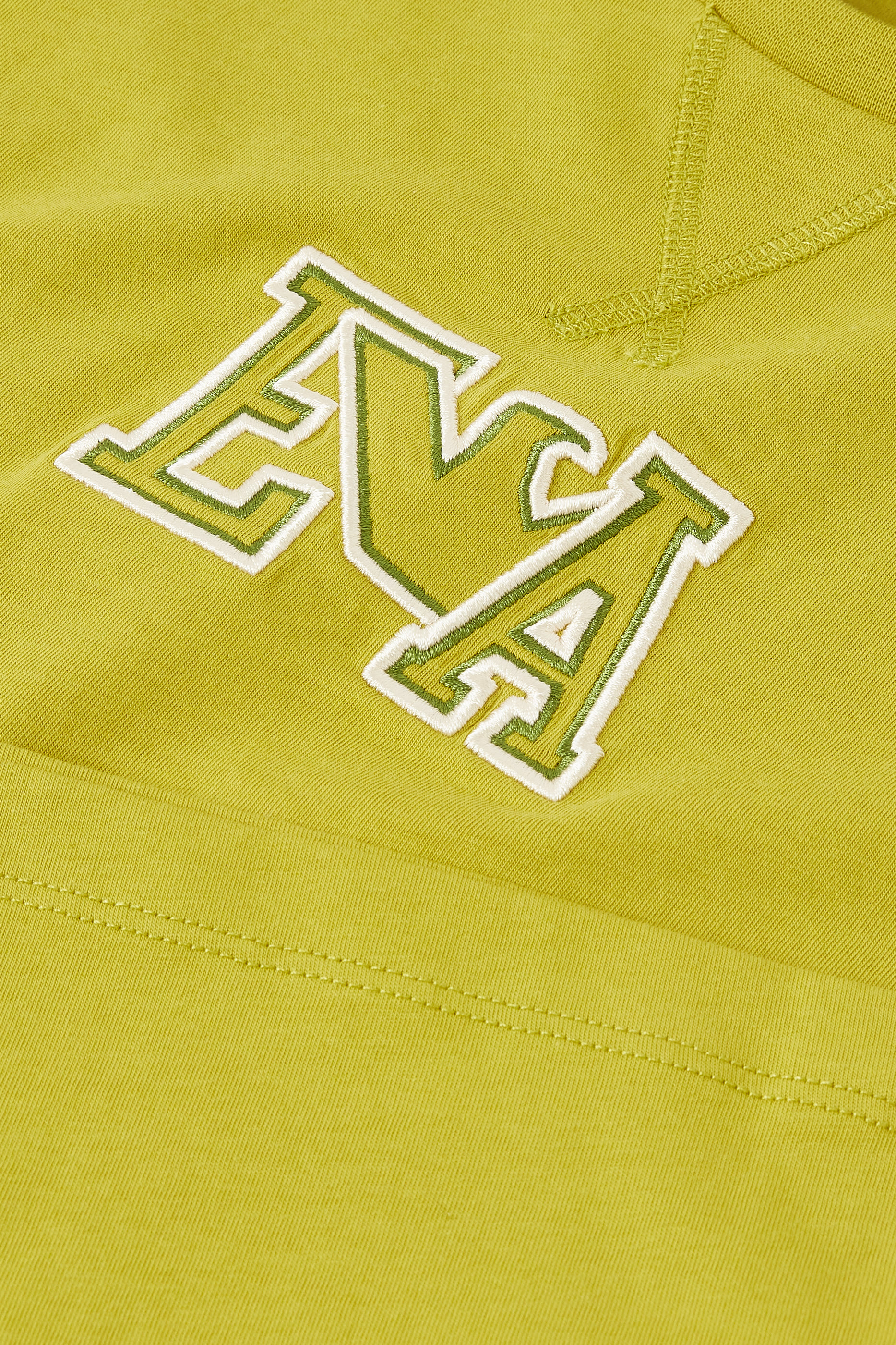 تيشيرت بشعار الماركة للأطفال