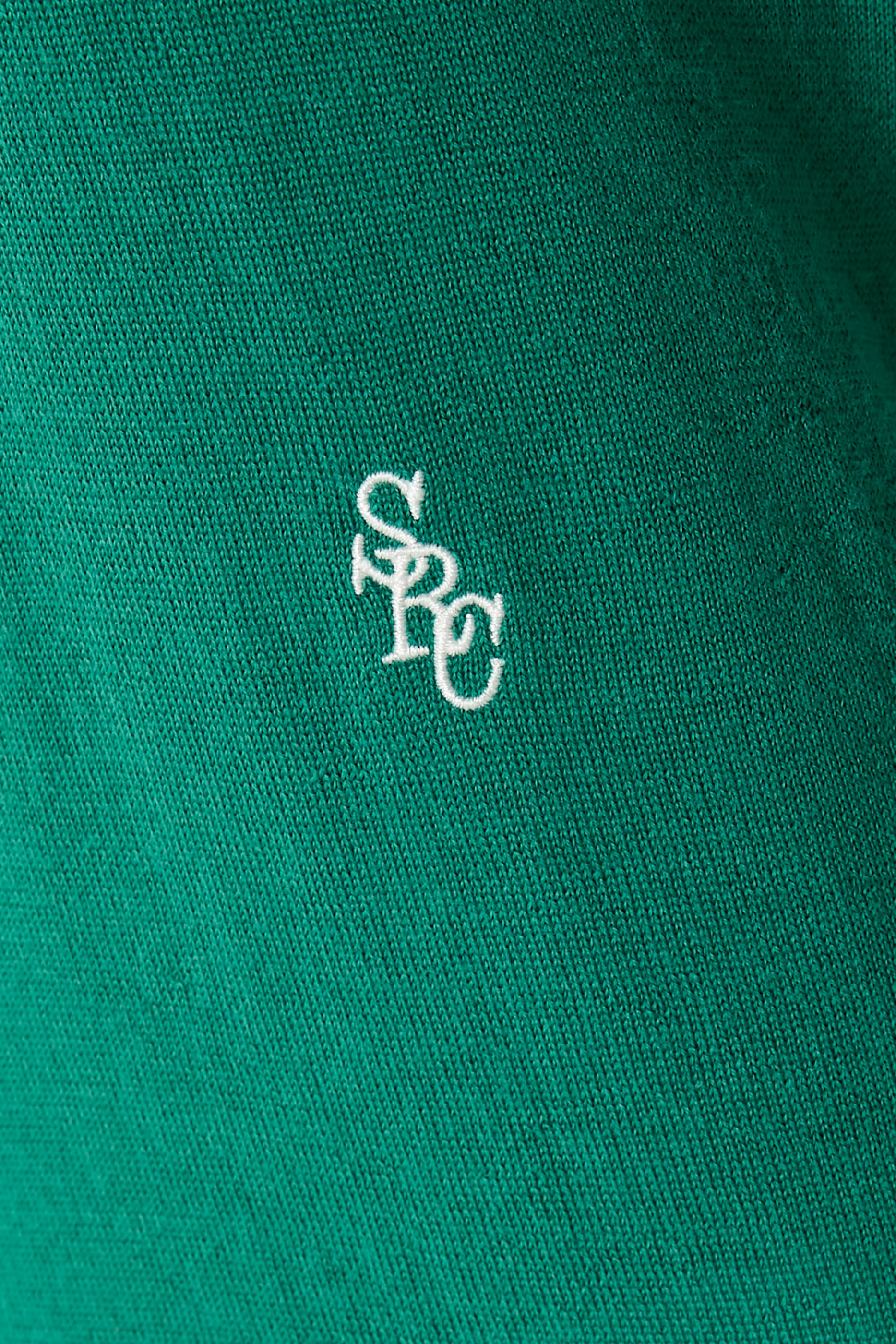 كنزة بتصميم بسيط بياقة V وشعار الماركة