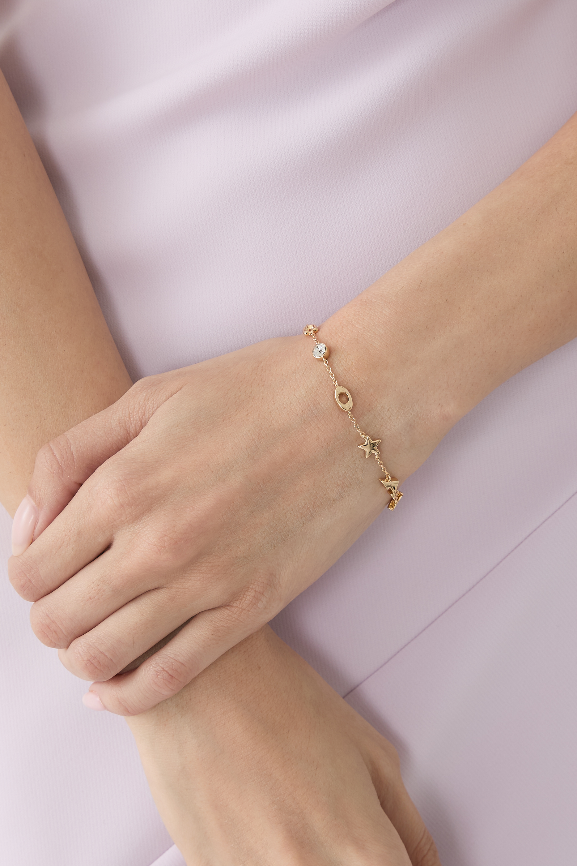 سوار بتصميم لرمضان بحلقات بشعار الماركة وحلي نجوم