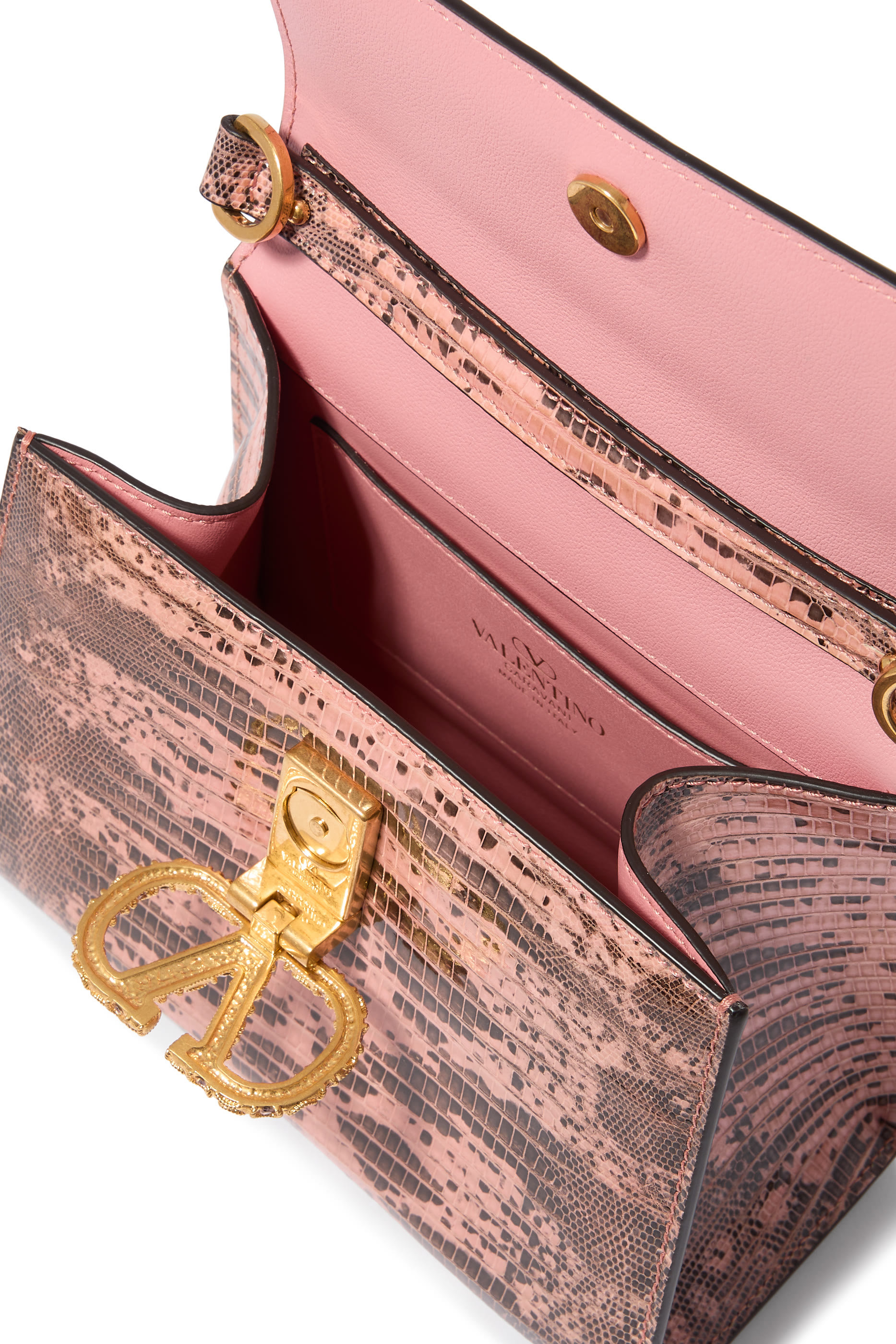 حقيبة بيد علوية مزينة بحروف شعار الماركة