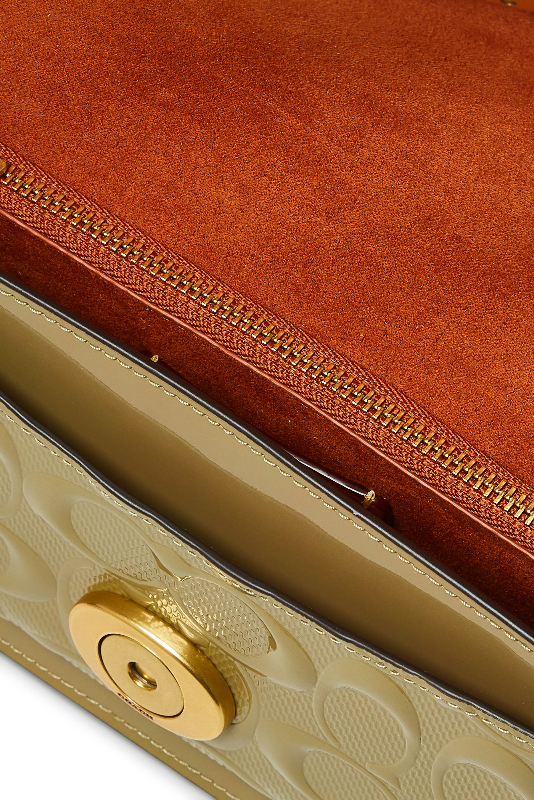 كلاتش تابي جلد لامع بنقشة شعار الماركة