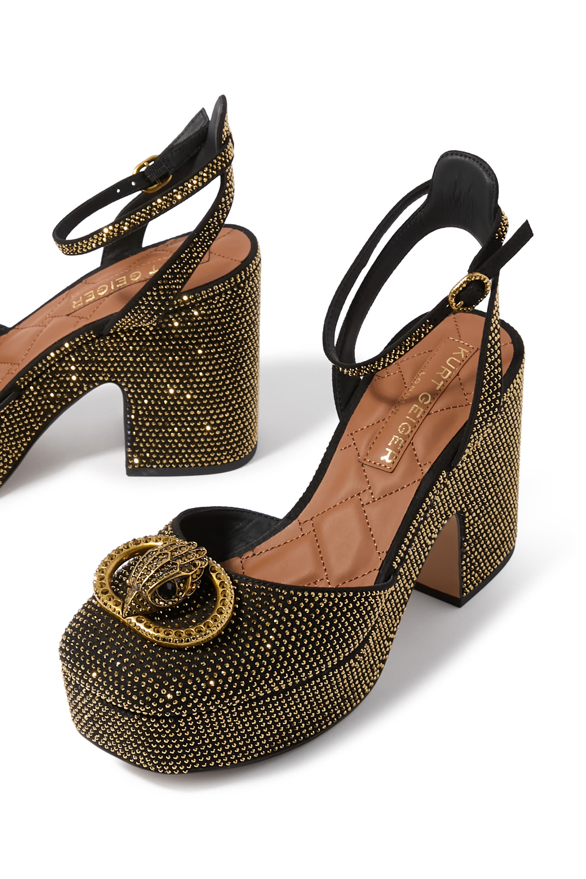 صندل تشيلسي بمقدمة مغلقة ونعل عريض 105