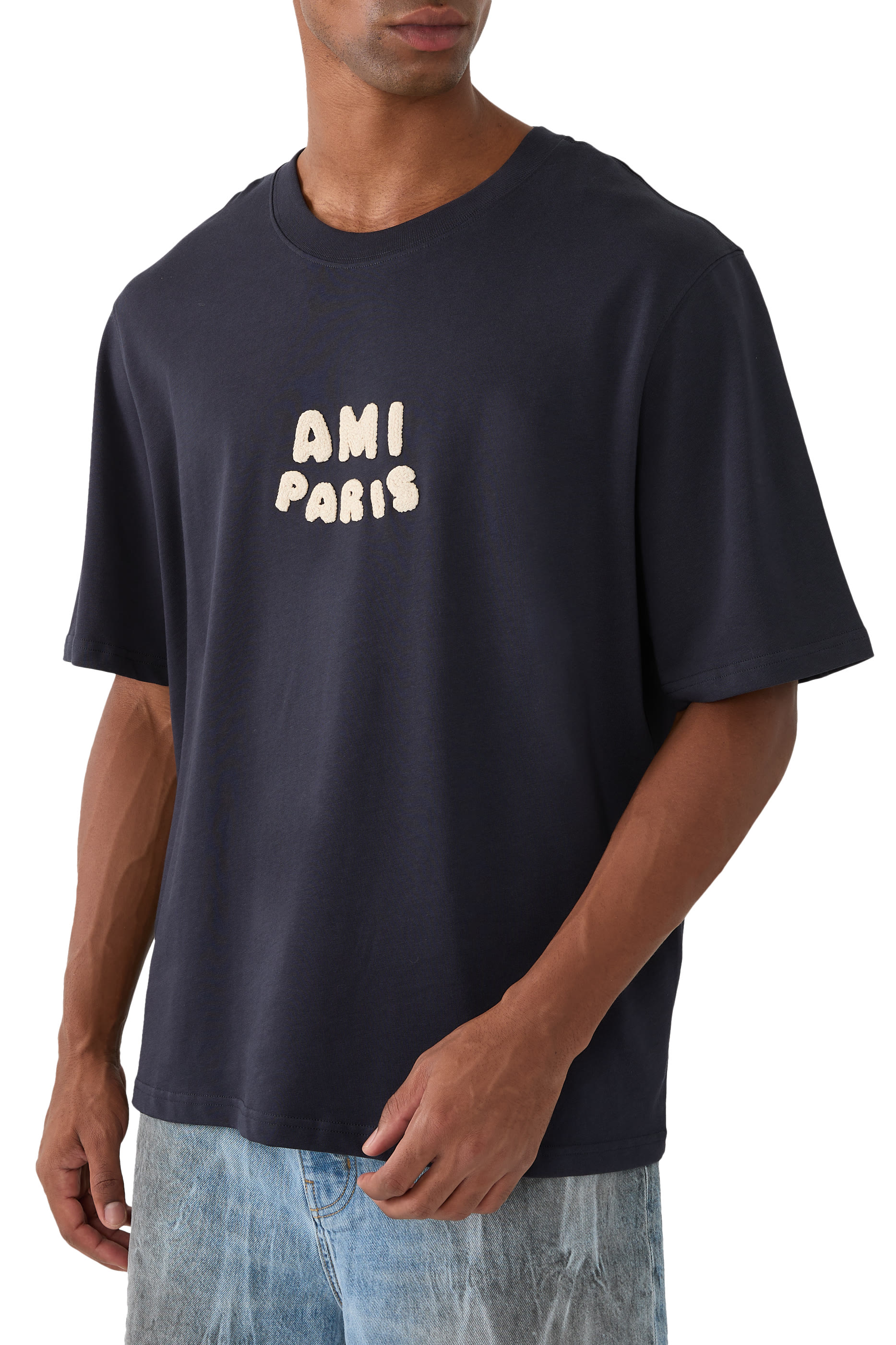 تيشيرت بأكمام قصيرة وشعار الماركة