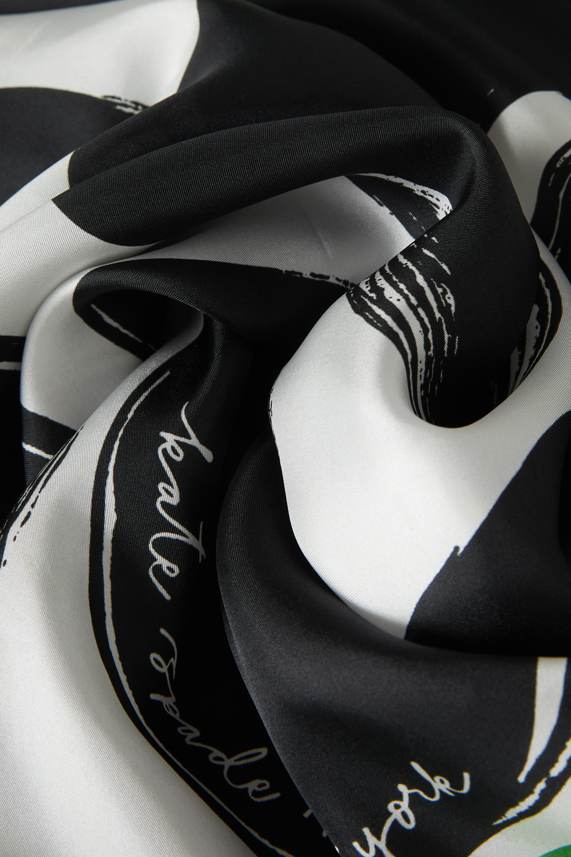 وشاح بنقشات حرير