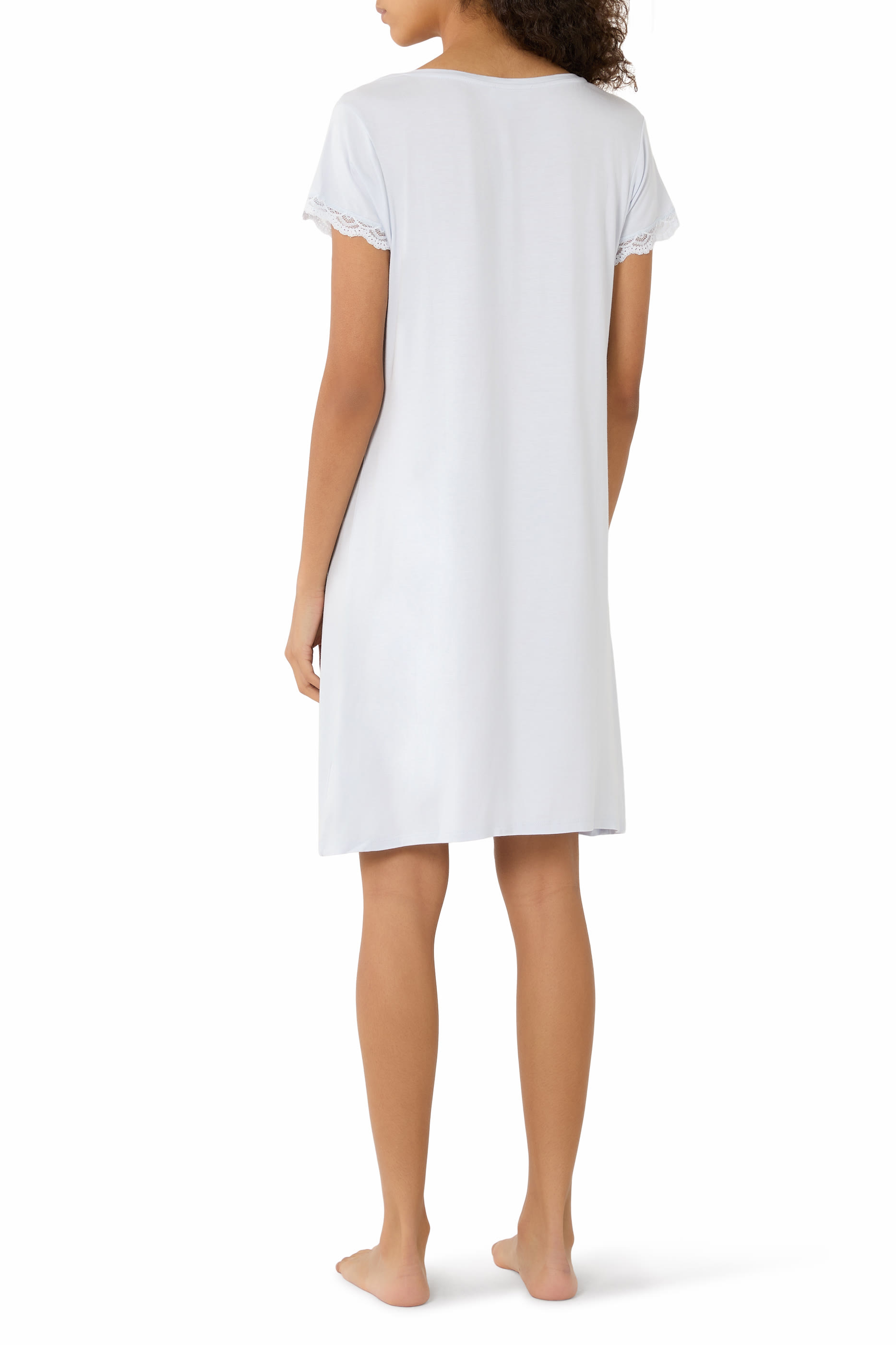 قميص نوم بياقة عميقة وحواف دانتيل جيرسيه 