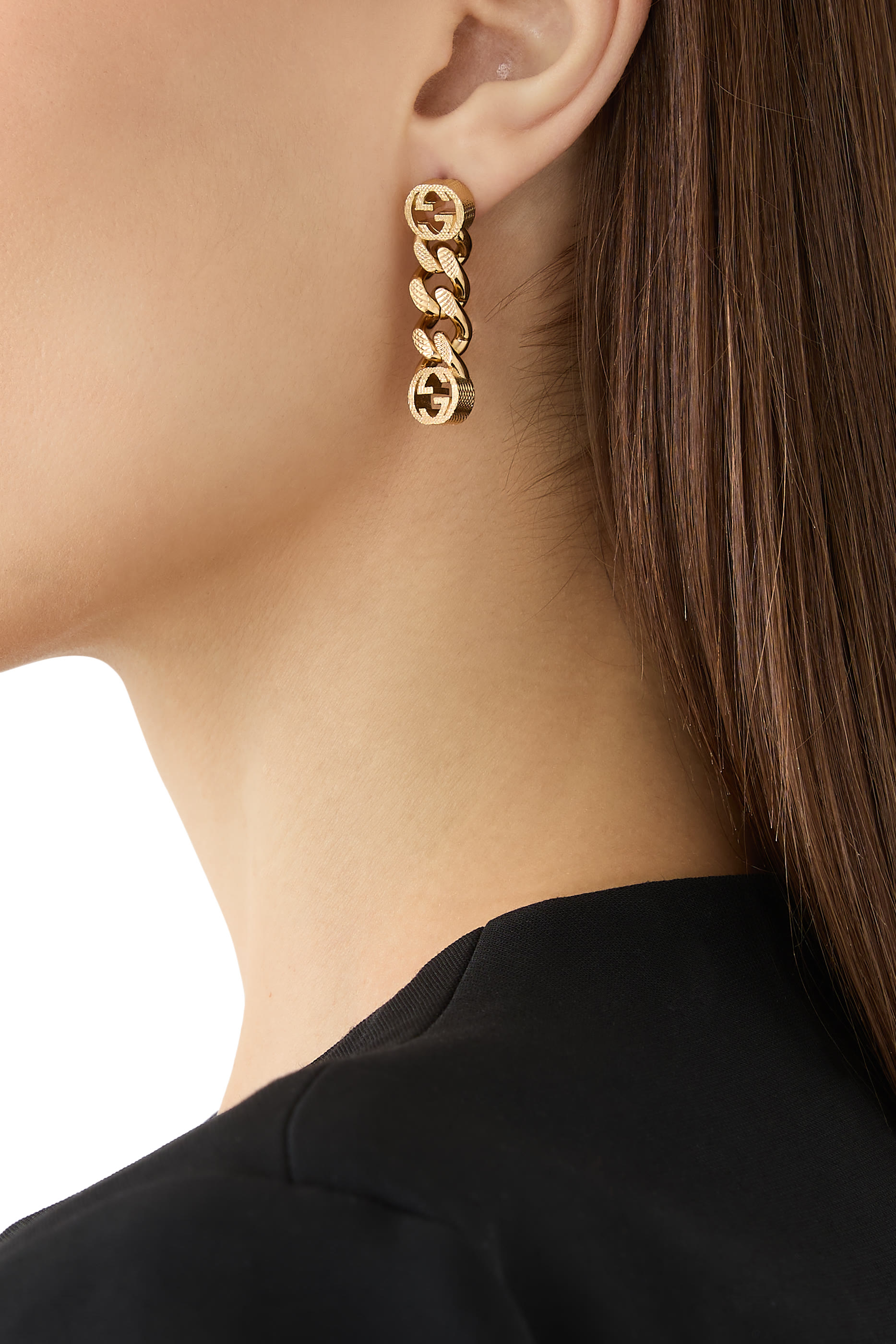 أقراط غورميت بشعار الماركة بتصميم متداخل