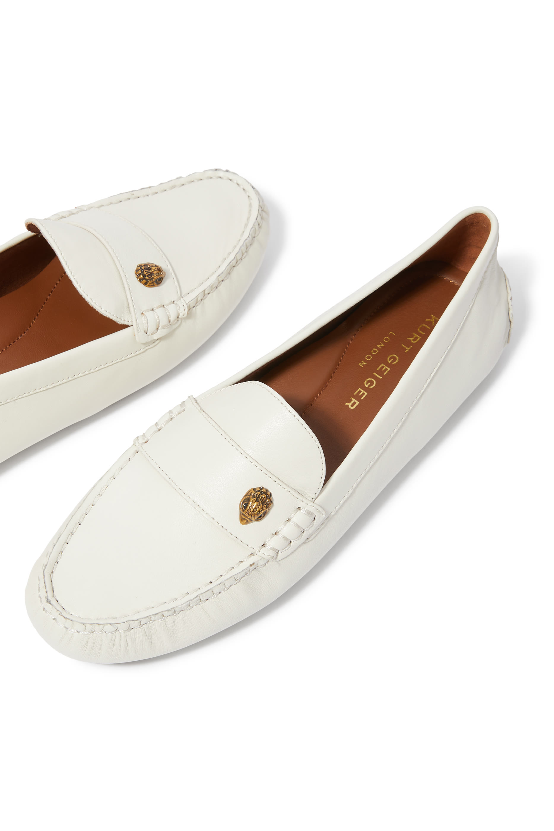 حذاء سهل الارتداء بحلية شعار الماركة