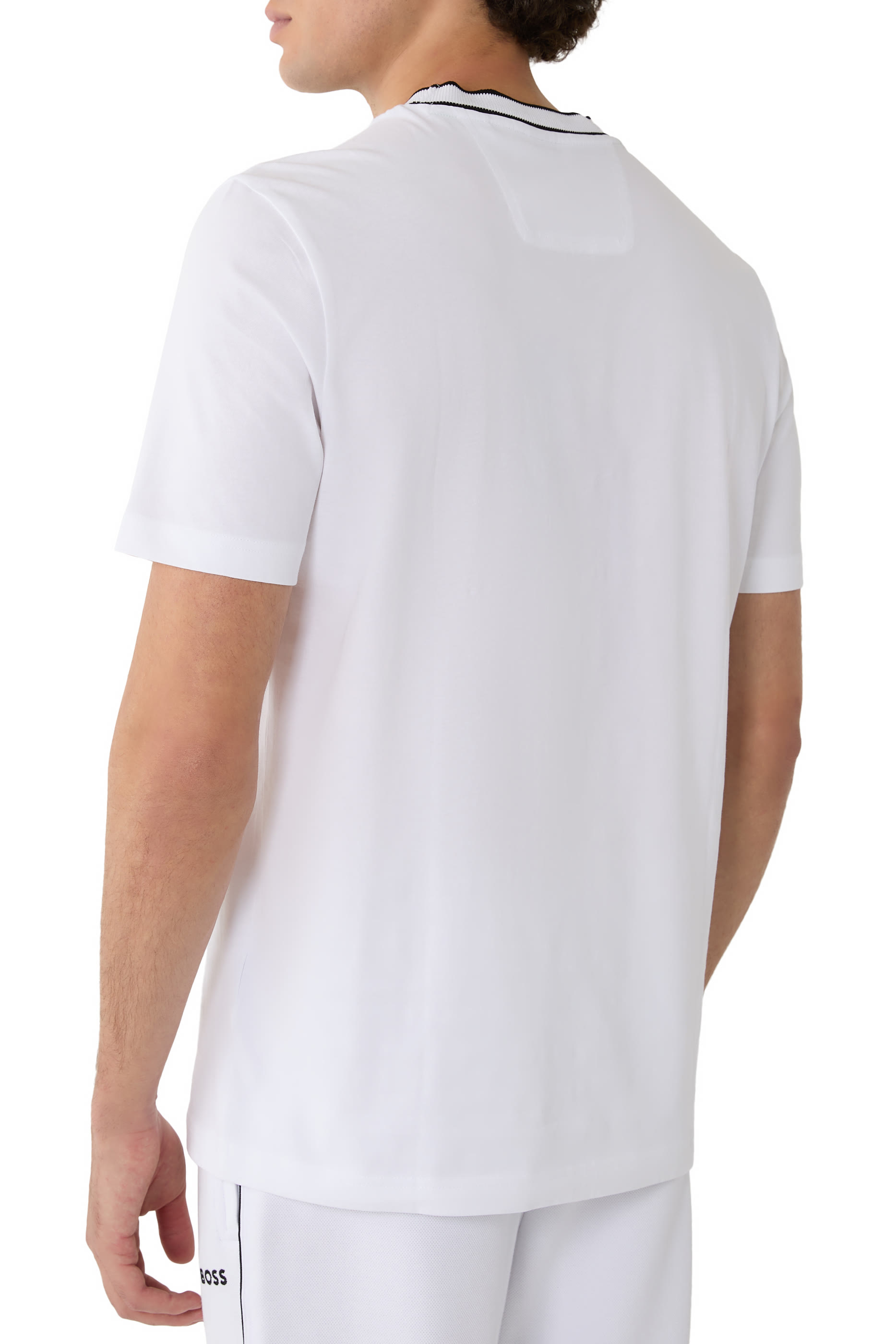 تيشيرت بياقة ضيقة وشعار الماركة قطن