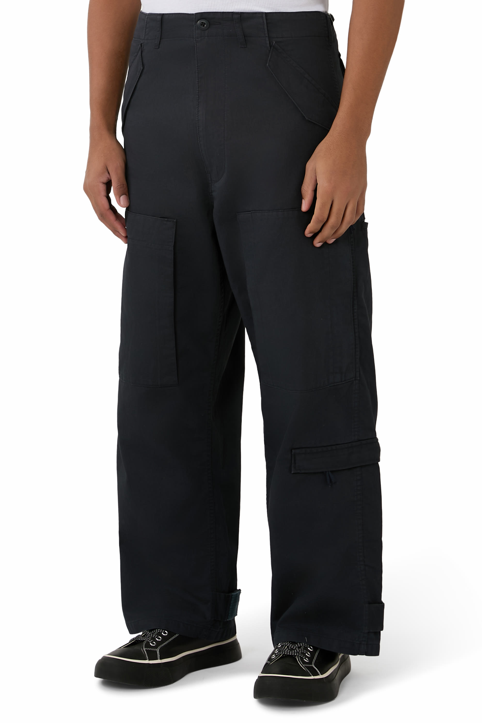 بنطال ميليتاري بقصة واسعة