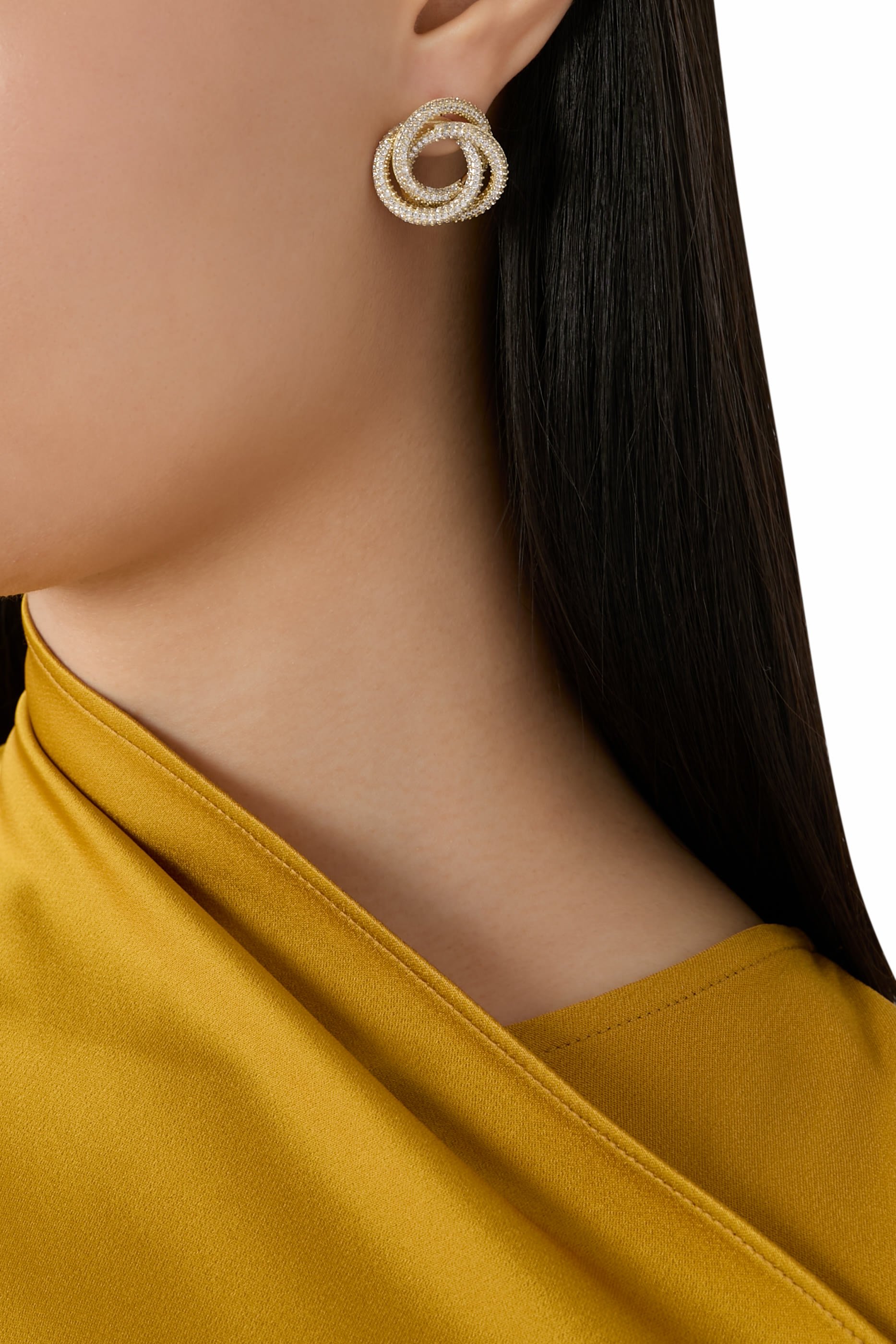 أقراط بتصميم ثلاث حلقات دائرية متشابكة مرصعة بأحجار زركونيا مكعبة بافيه، طلاء ذهب