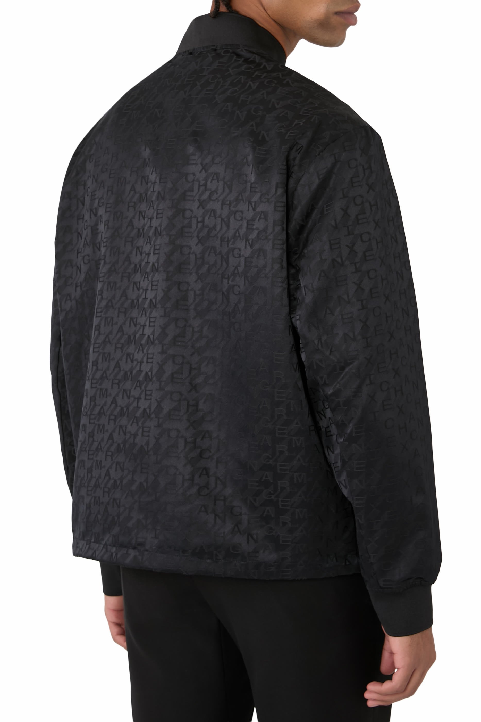 جاكيت مزين كليا بشعار الماركة