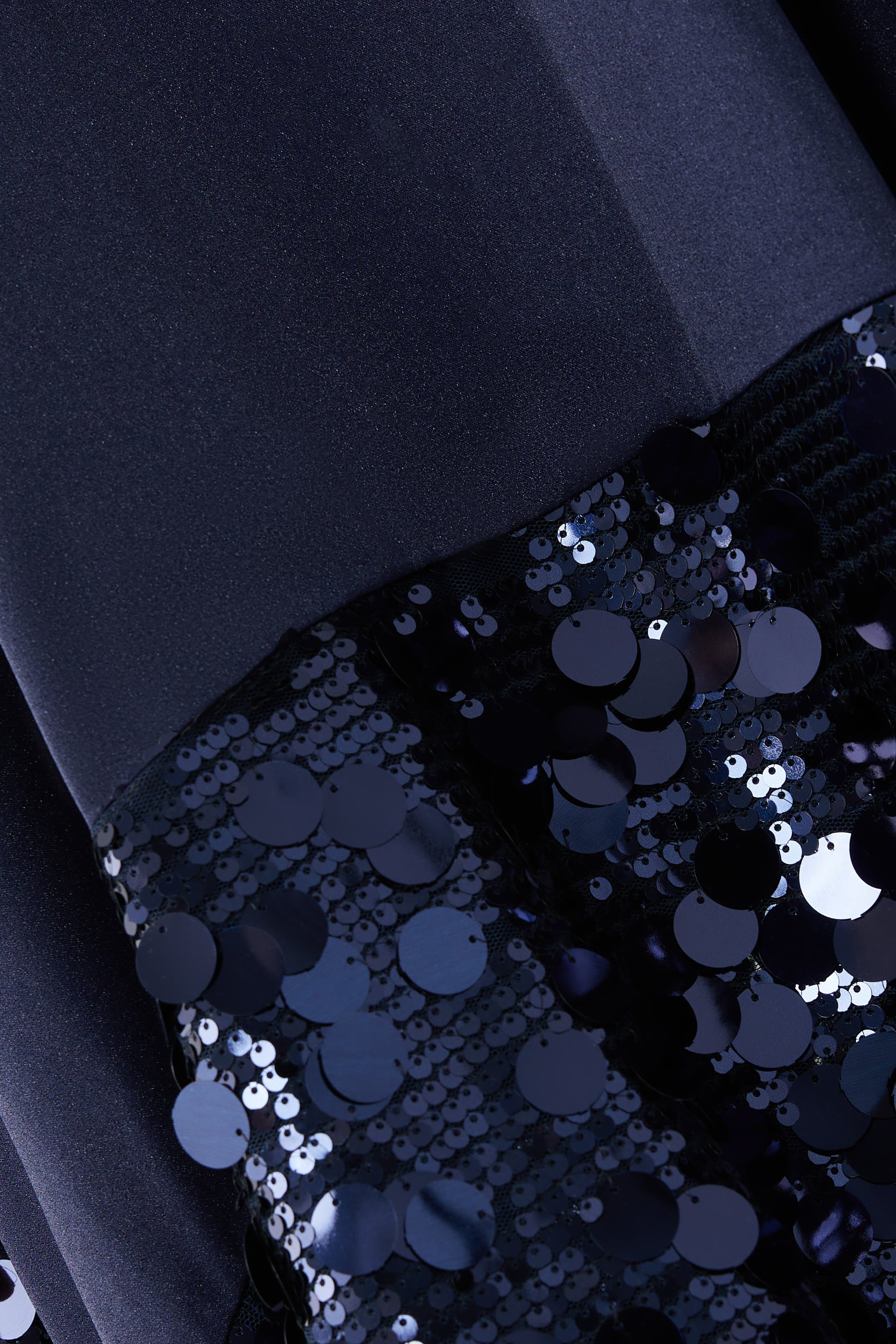 تونيك دريمي بحافة مطرزة بالترتر